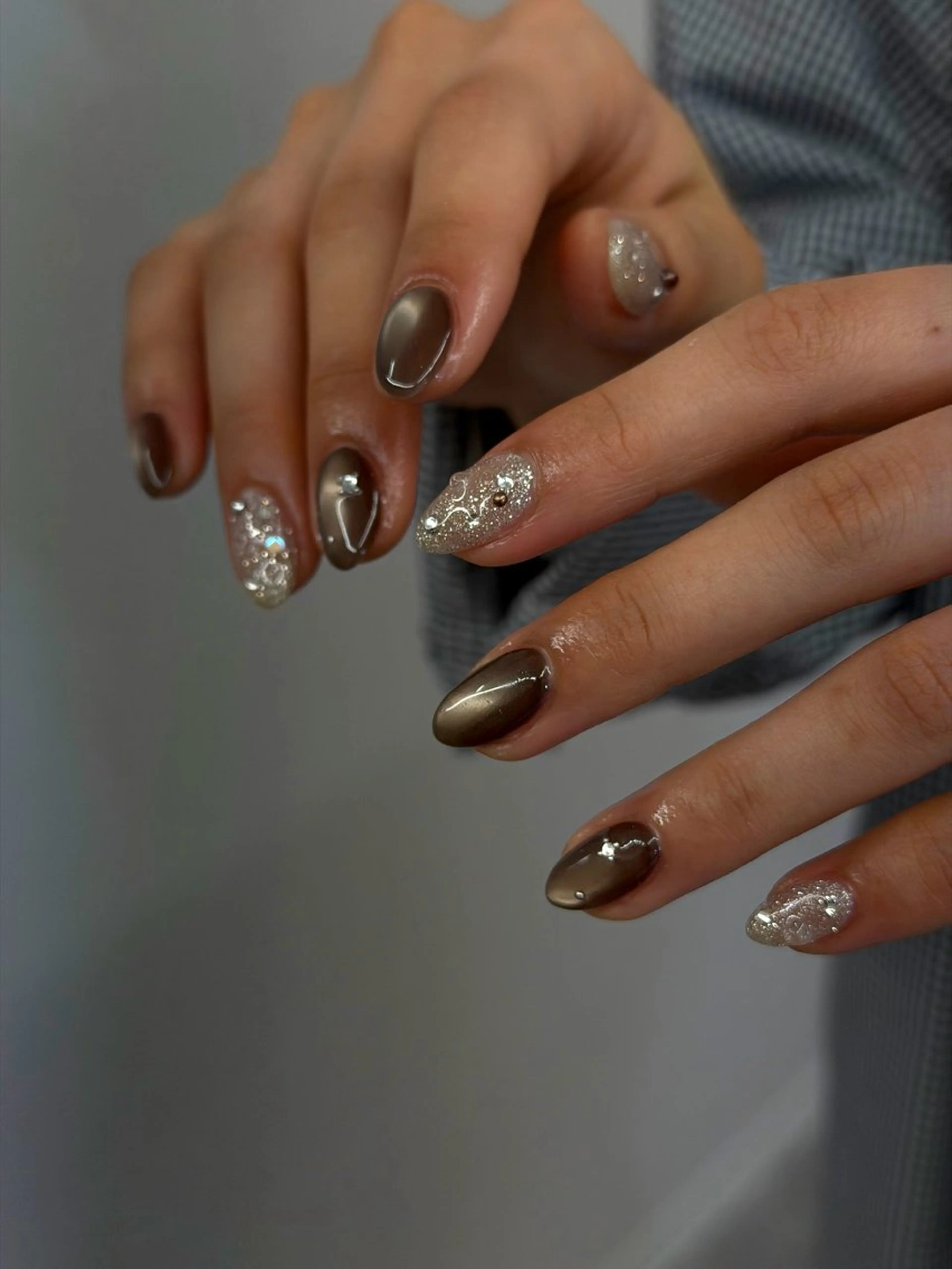 ネイル ブラウン ジェルネイル キラキラネイル マグネットネイル ニュアンスネイル ハンドネイル ハンドケア Bana_ Nailのネイルデザイン