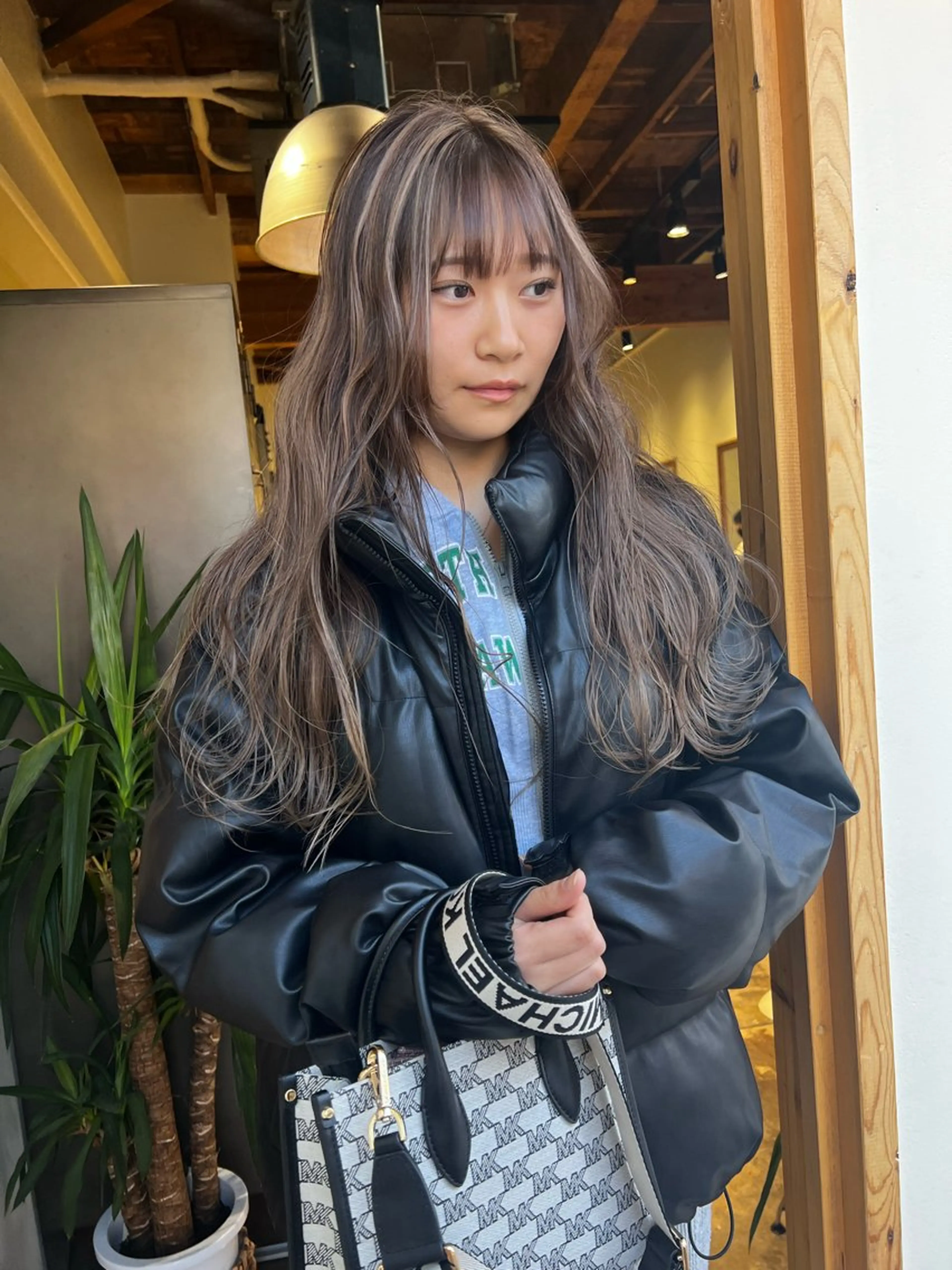 ロング カラー nishido ハイライト/パーマのヘアスタイル