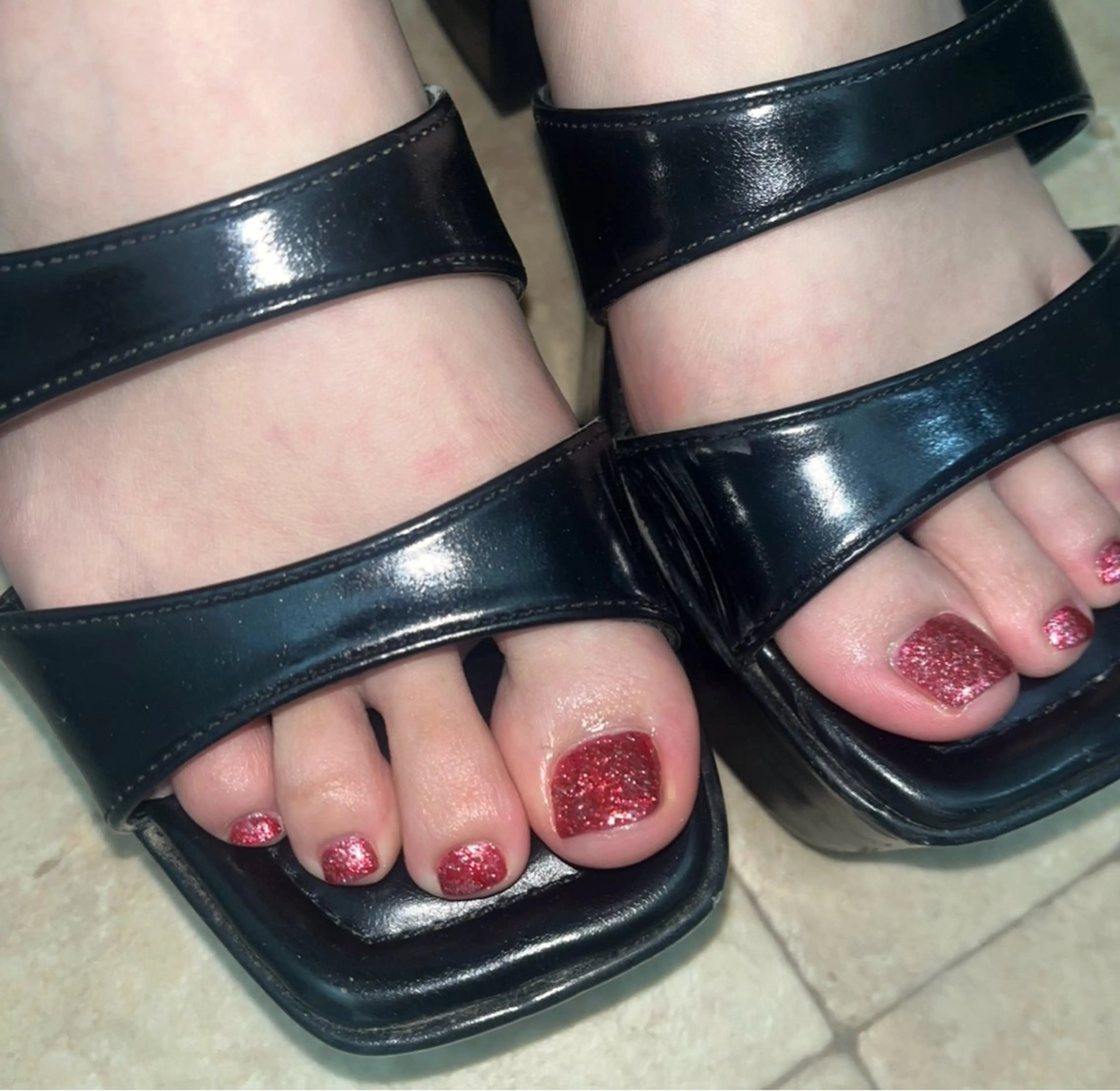 ネイル フットネイル ワンカラーネイル 赤色 フットネイル Nail Salon RiLion所属・kaho  🧸🎀 RiLionのネイルデザイン