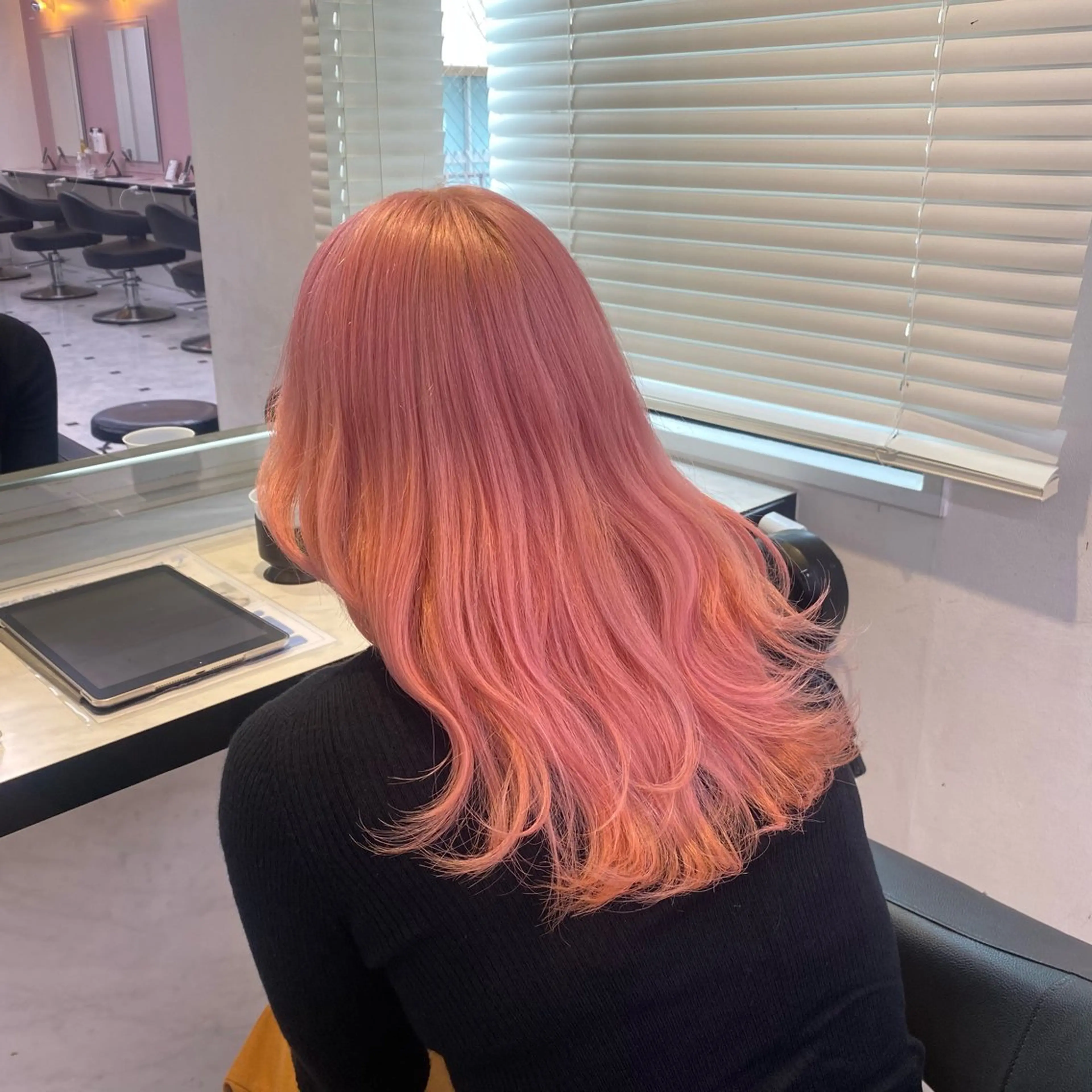 ロング カラー ピンクカラー ヘアカラー トリートメント ヘッドスパ ヘアセット 透明感ベージュカラー 🪞上野🪞AIのヘアスタイル