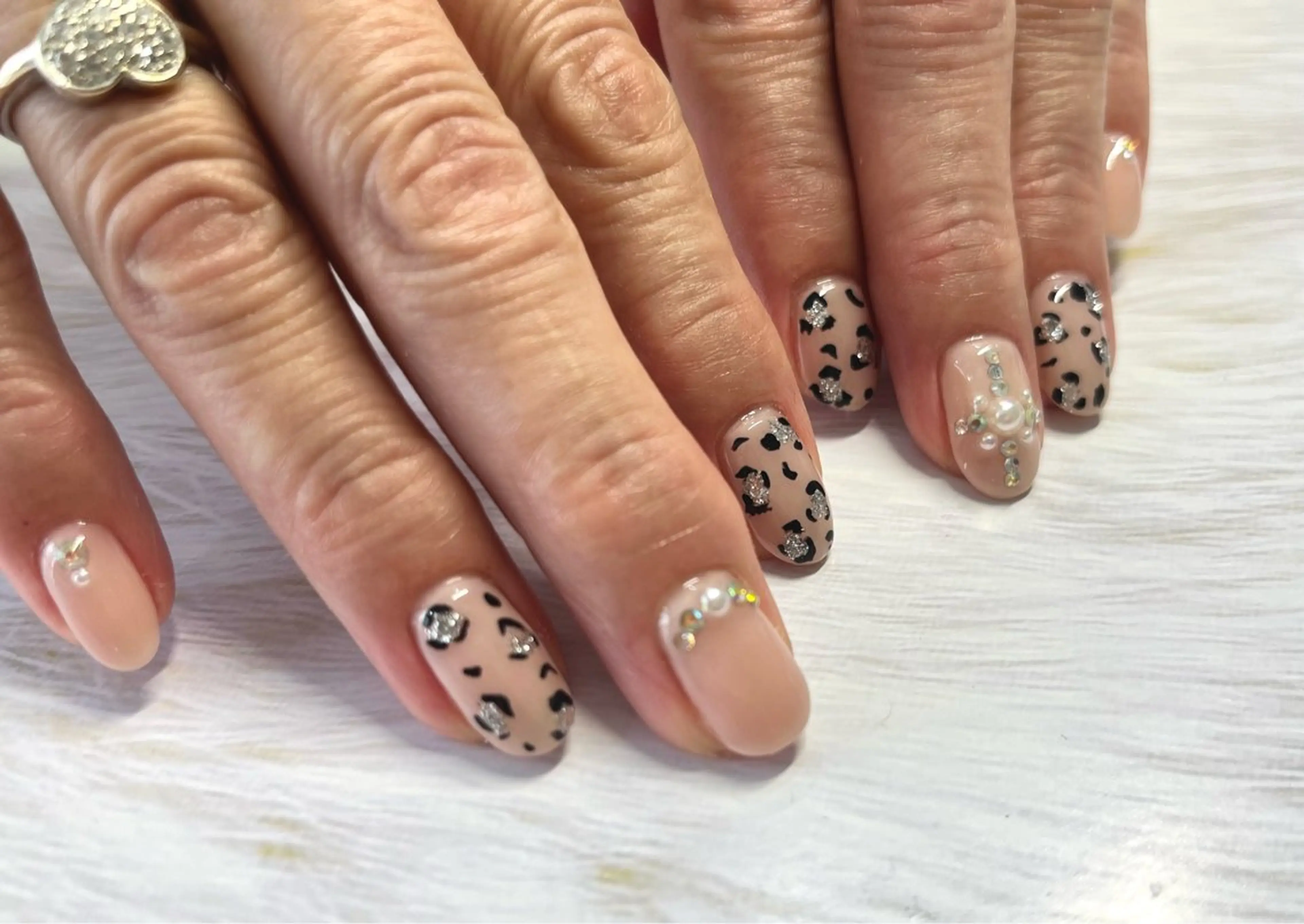 ネイル アートネイル ストーンネイル ハンドネイル ハンドケア R.A.T. salonのエステ・リラクイメージ