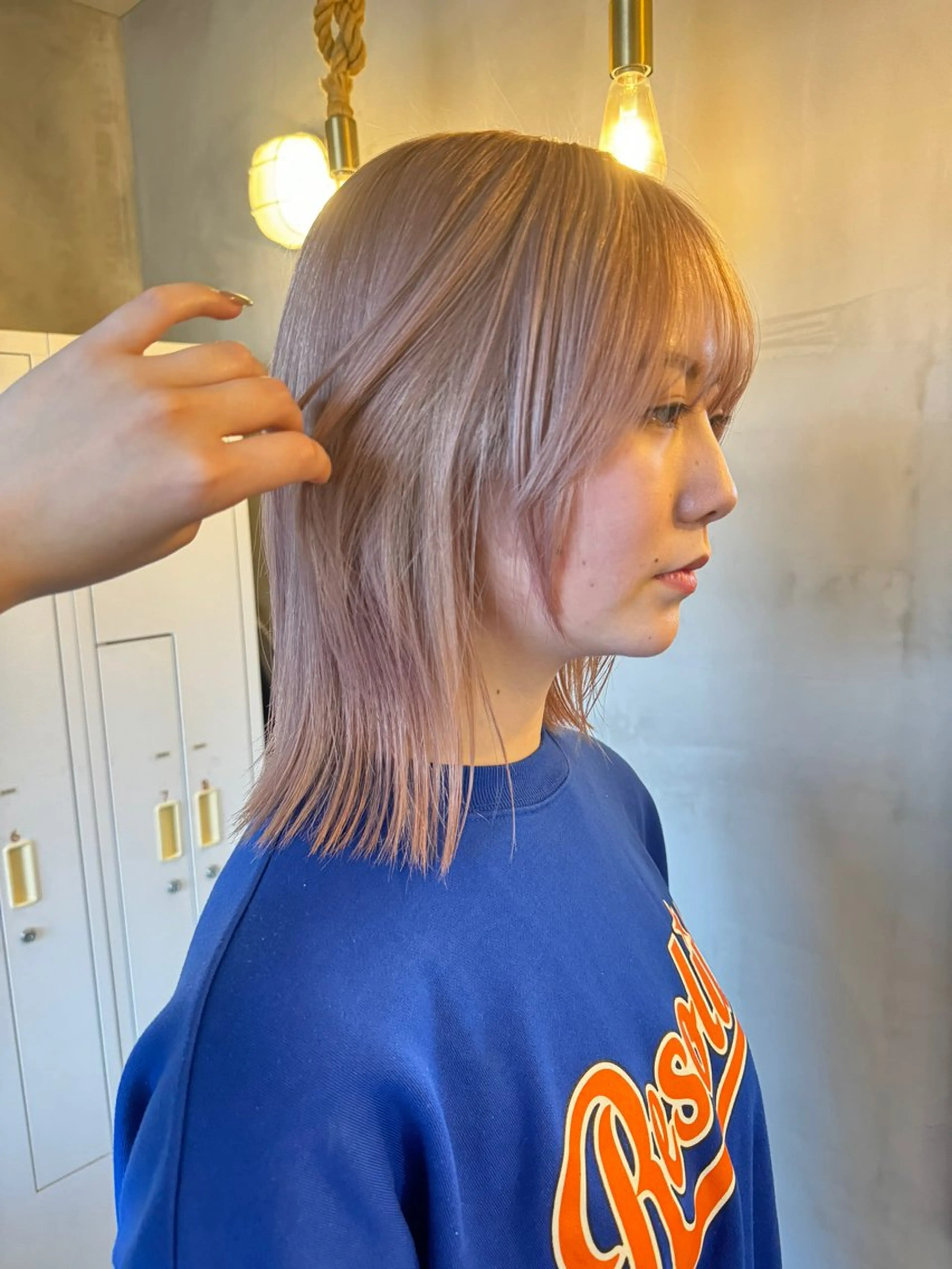 ミディアム カラー 赤みなしオリーブ ハイトーン×レイヤーのヘアスタイル