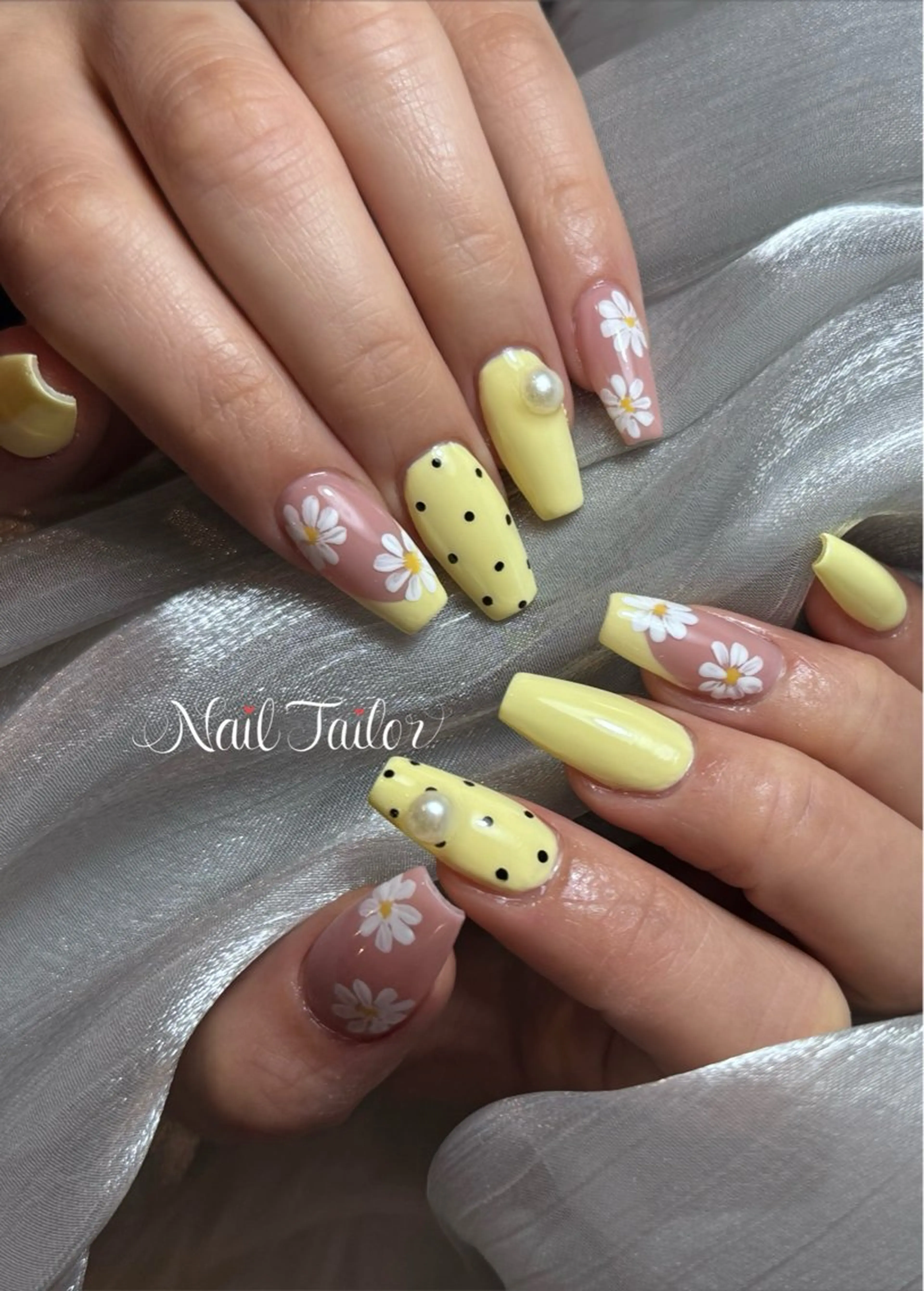ネイル ドット フラワーネイル フレンチネイル ガーリー 黄色 ハンドネイル NailTailor ネイルテイラーのネイルデザイン