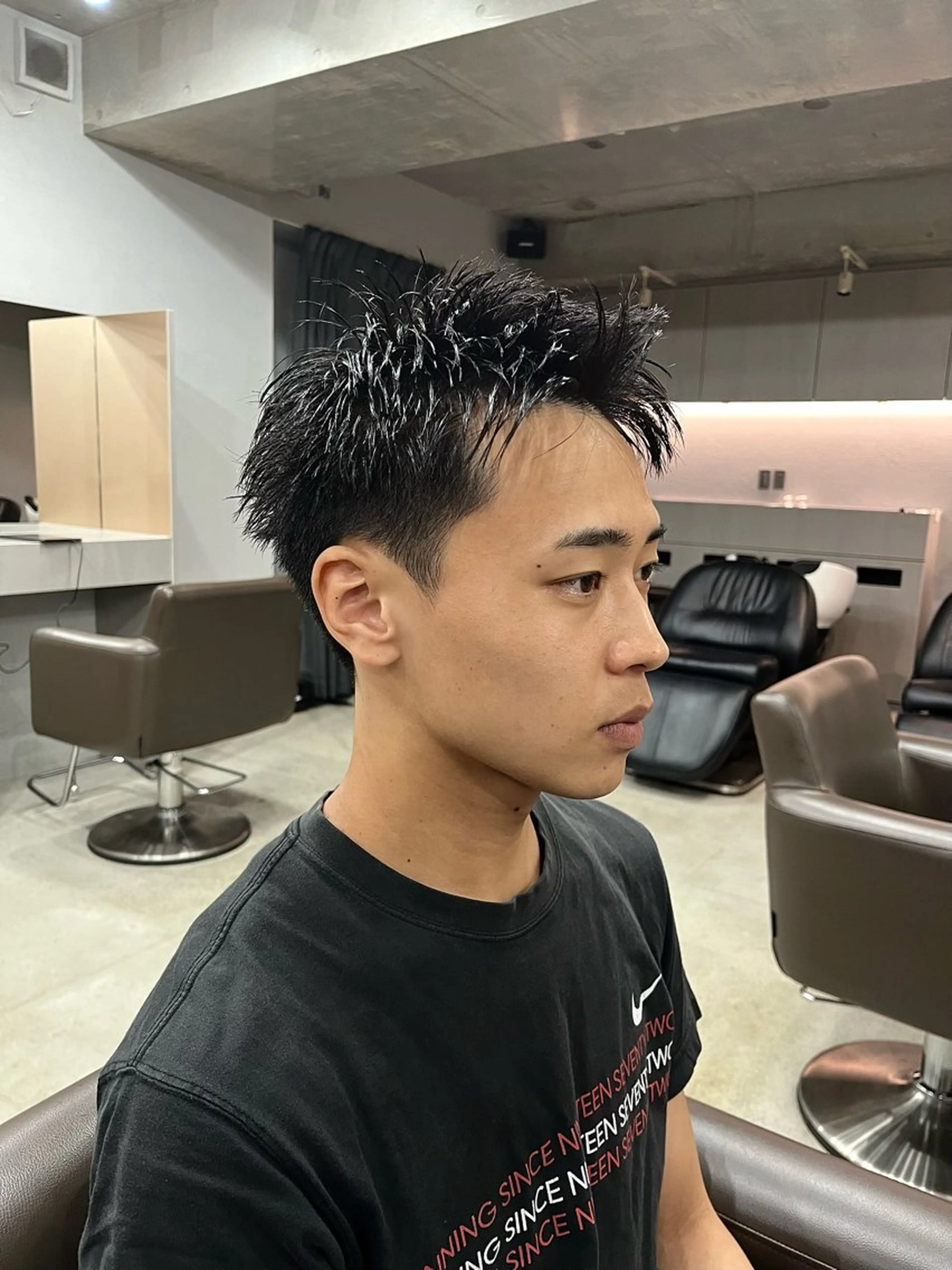 ショート メンズ 曲がる縮毛矯正 センターパートのヘアスタイル