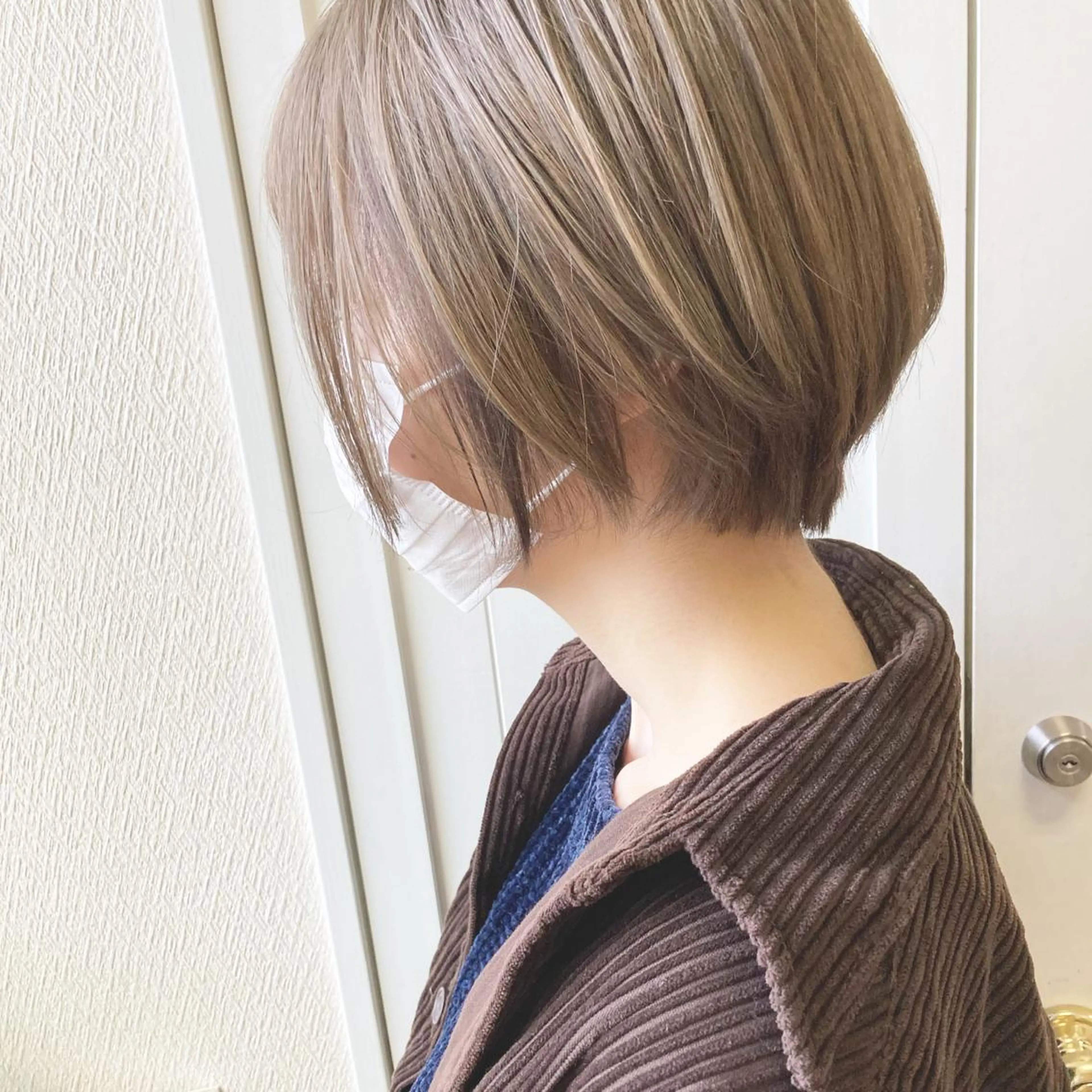 ショート カラー ベージュカラー ブリーチ ハイトーンカラー ミルクティーベージュ ショートヘア 小木曽智美 /ボブ/ショートのヘアスタイル