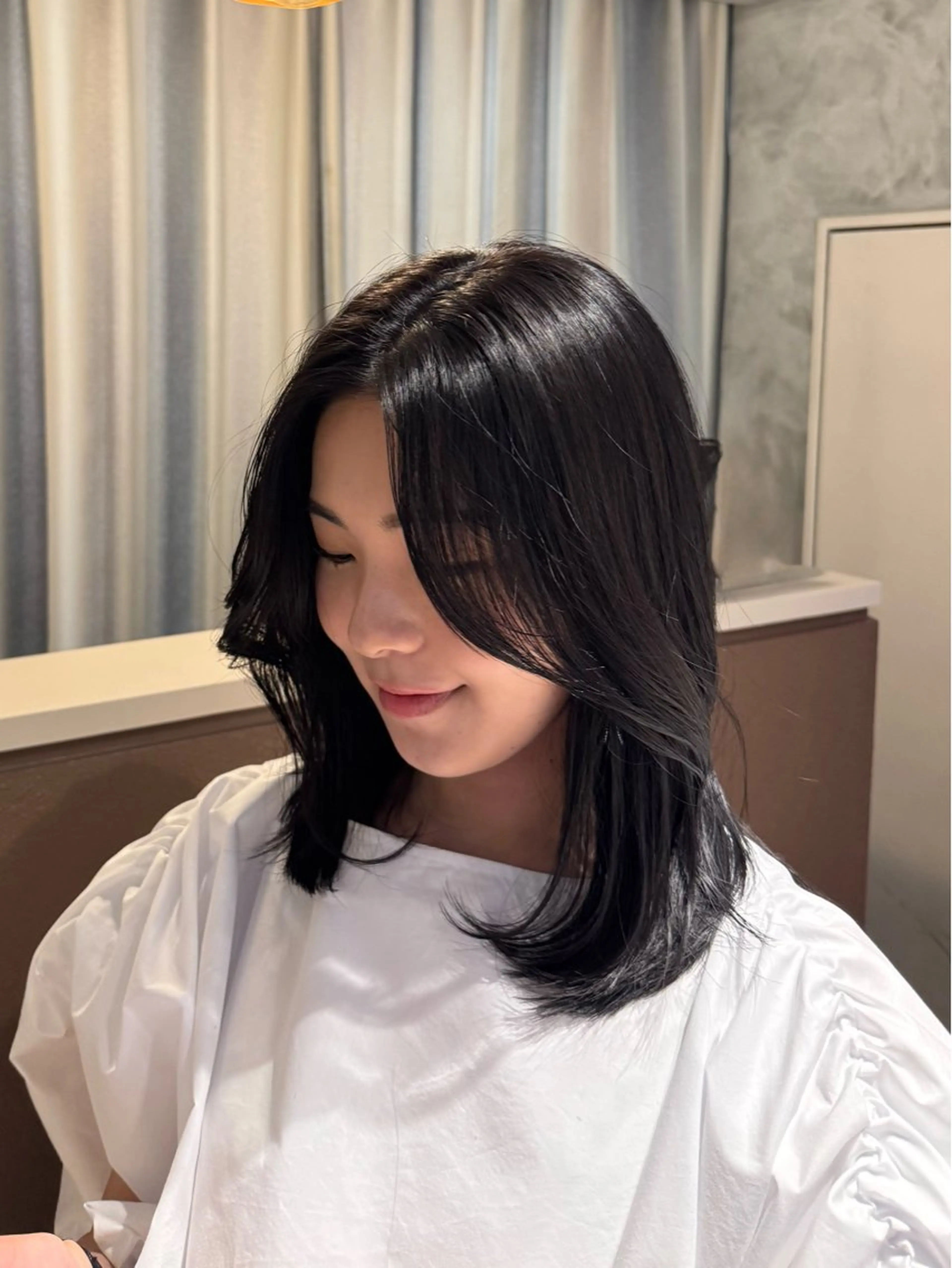 ミディアム esse大阪茶屋町店所属・レイヤーカット 新井田陽寿のヘアスタイル