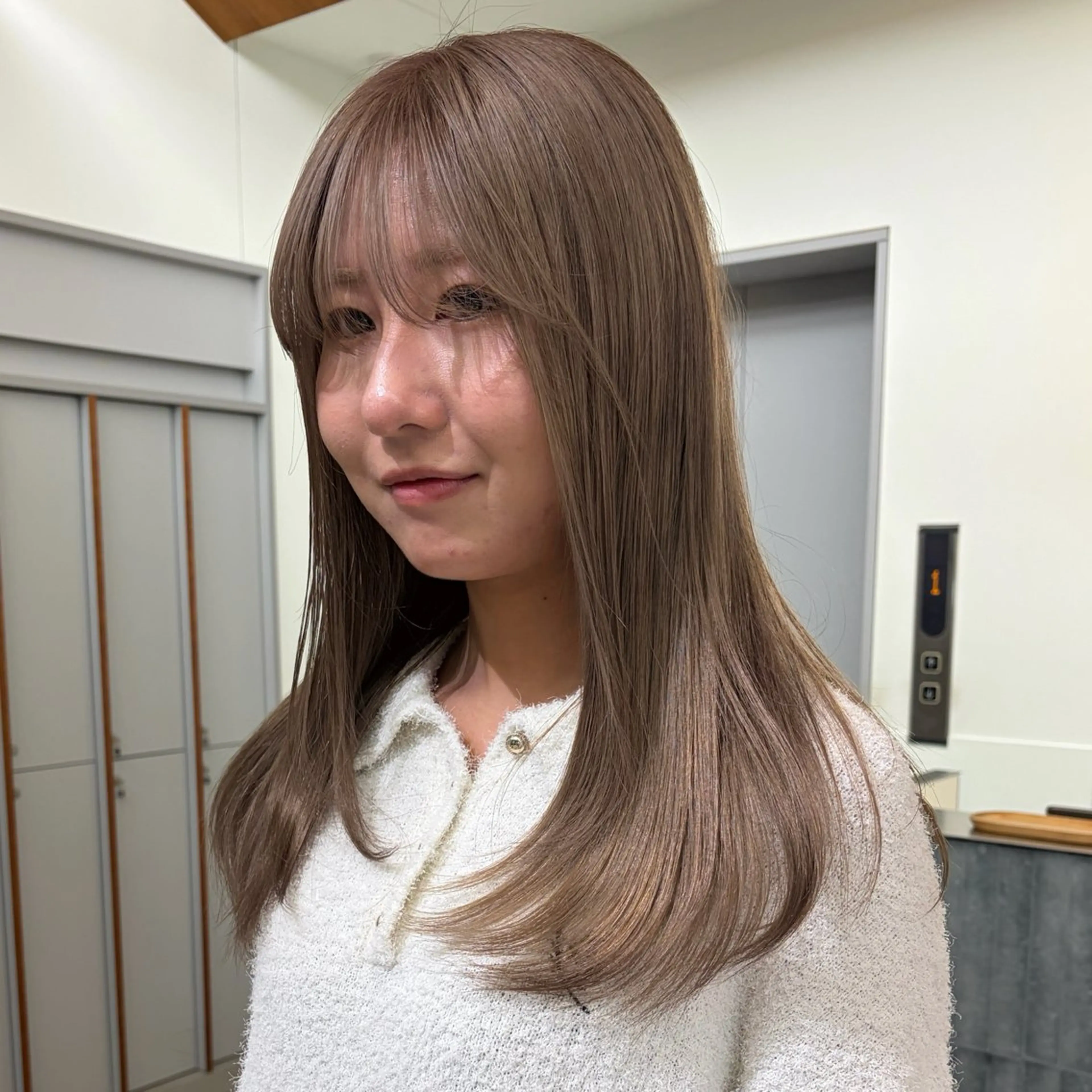 セミロング カラー ベージュカラー ブリーチ 透明感カラー ダブルカラー ミルクティーベージュ ヘアカラー トリートメント 高発色ブリーチ/ ハイレイヤー🪽aiのヘアスタイル