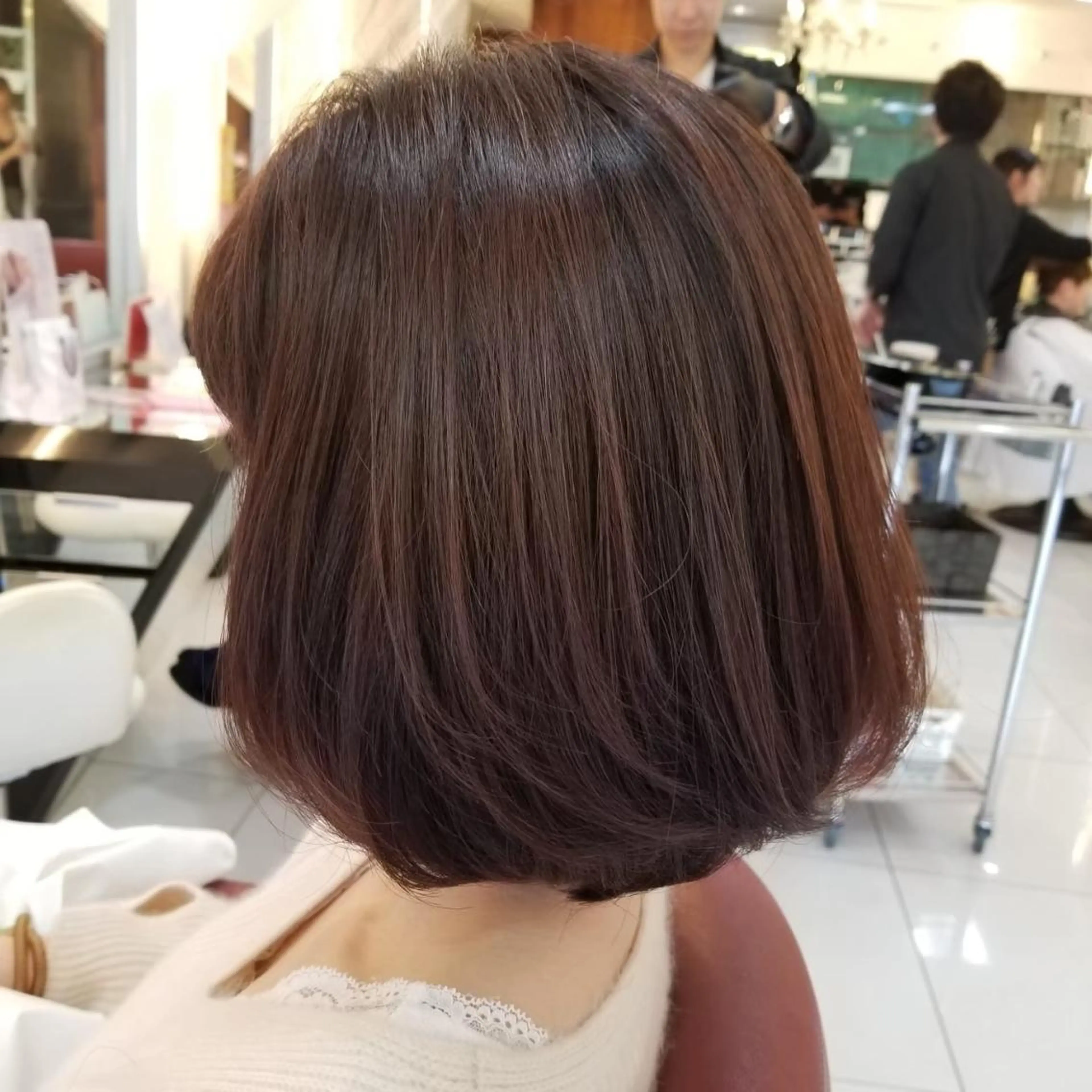 ミディアム カラー 瀬川 茉衣子のヘアスタイル