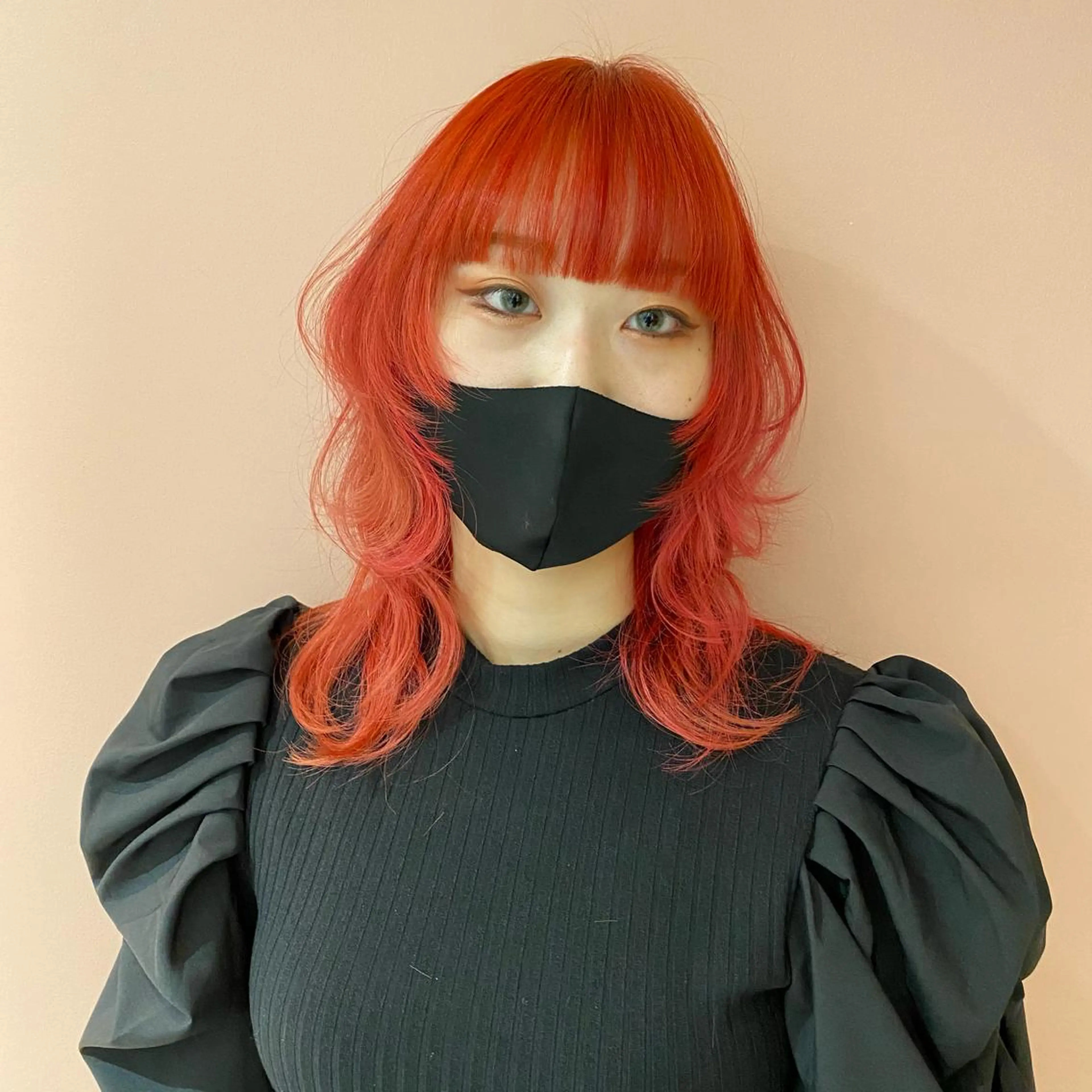 セミロング カラー オレンジ レッドカラー ウルフカット ORIKA 美容室のヘアスタイル