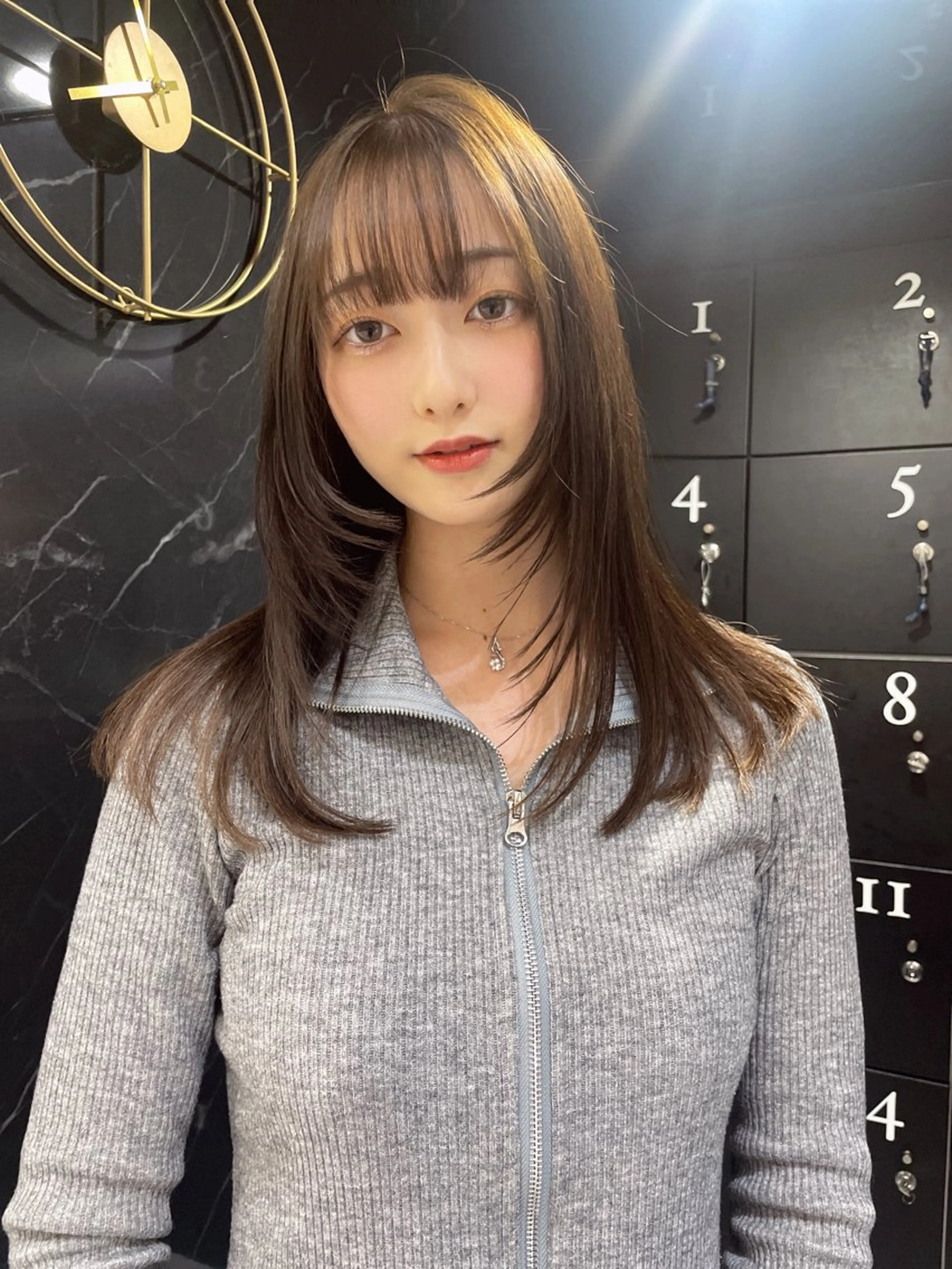 ミディアム GEM YURI ハイトーンカラーのヘアスタイル