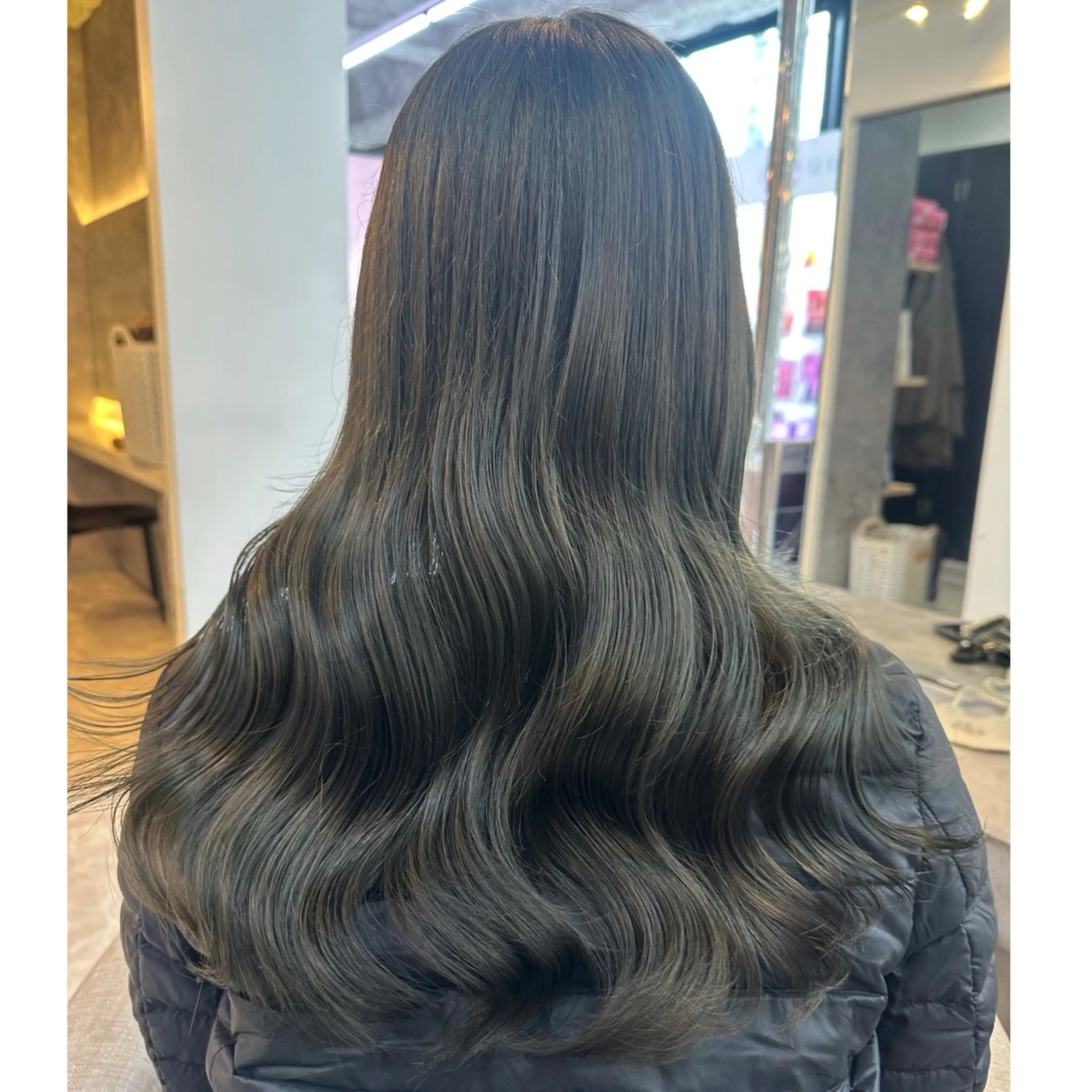 ロング カラー ヘアアレンジ アッシュ ブリーチ 透明感カラー オリーブアッシュ ヘアカラー 🖤kana/艶髪/ 韓国風暗髪カラー🖤のヘアスタイル