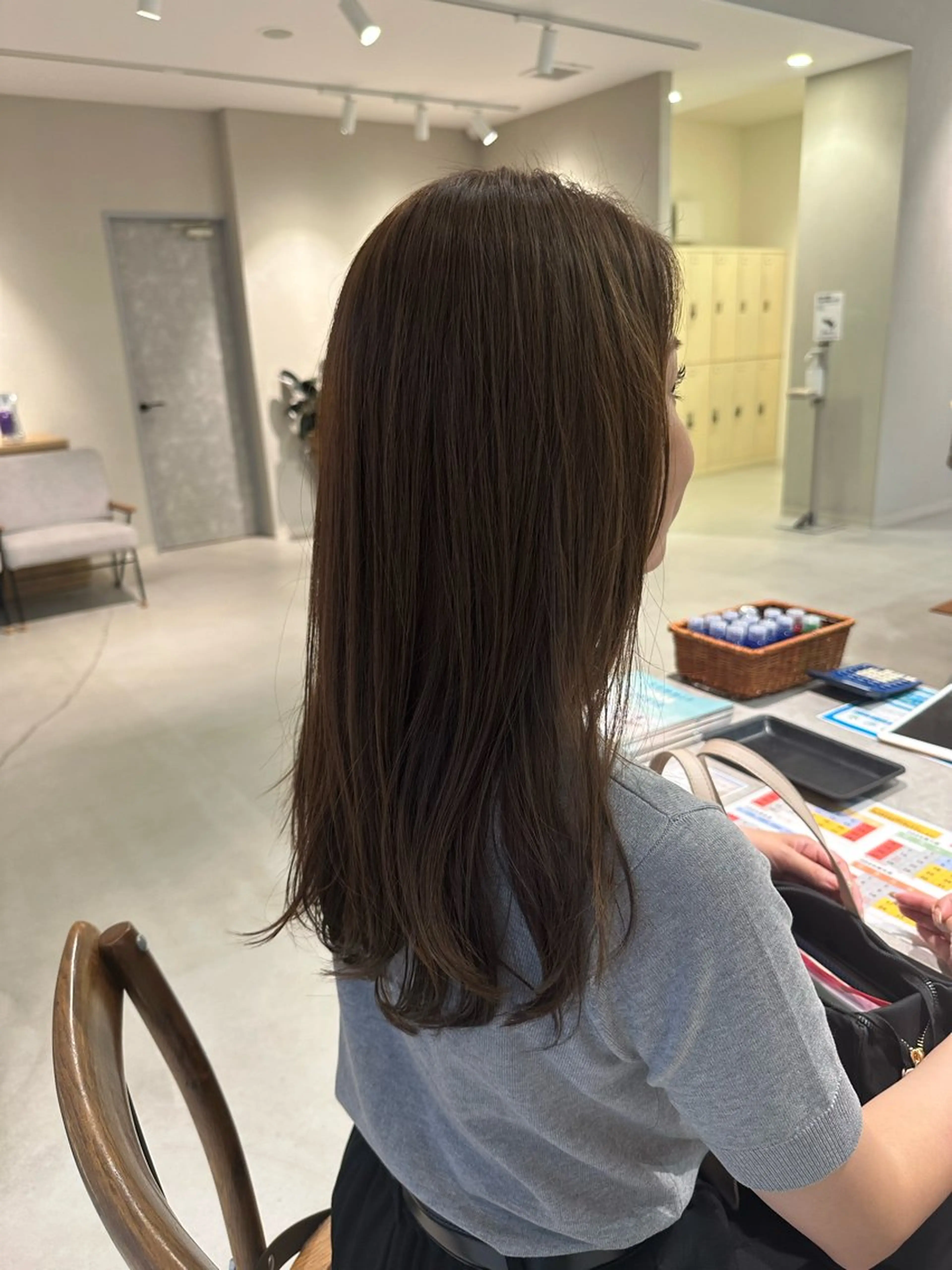 ロング カラー アッシュ ベージュカラー レイヤーカット ローレイヤー 永野真也 透明感カラー🪞のヘアスタイル