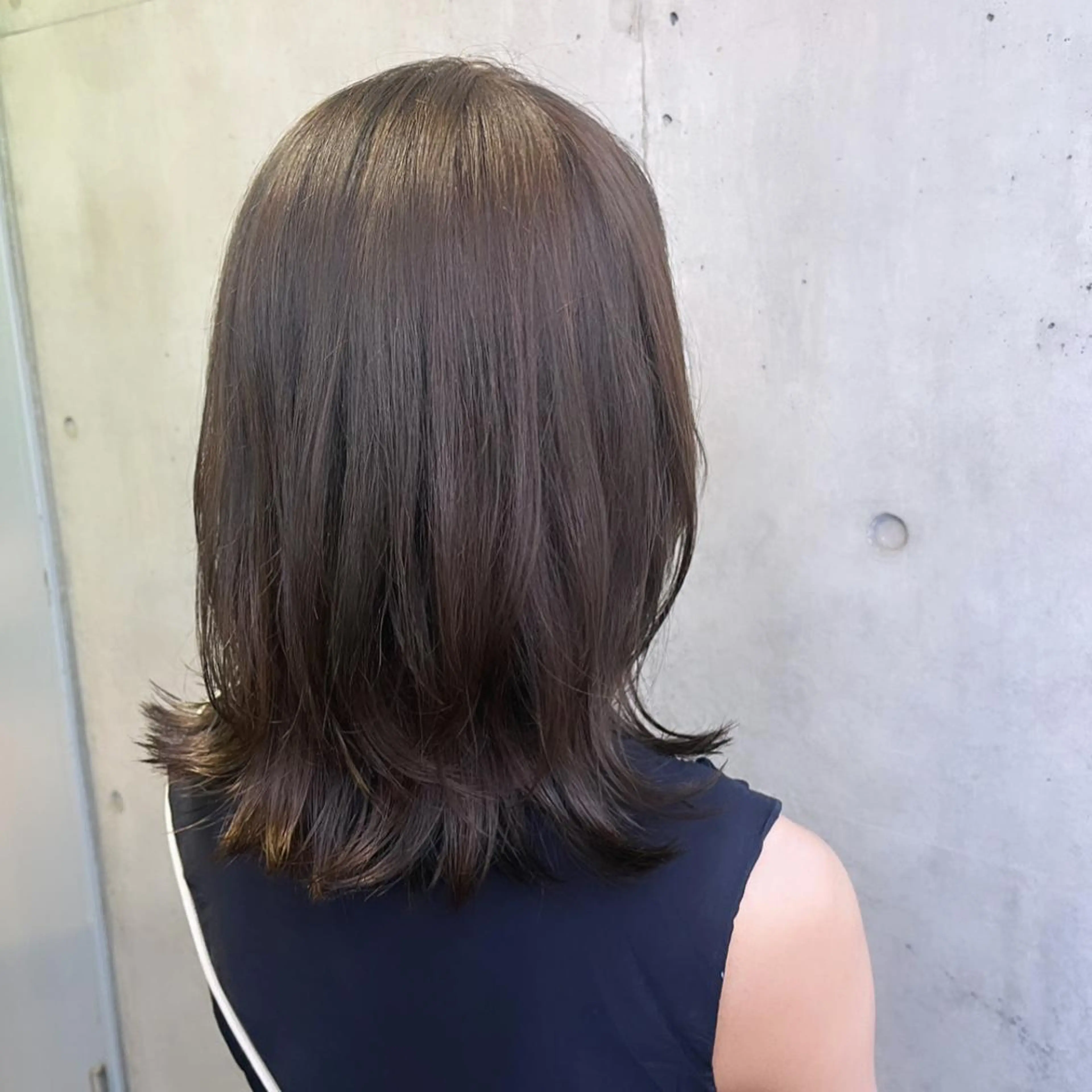 ミディアム カラー アッシュ アッシュブラウン アッシュグレー アッシュグレージュ ブラウンカラー カット ヘアカラー トリートメント ヘッドスパ ヘアセット カジュアルを女っぽく 𝗮𝘆𝗮𝗰𝗼のヘアスタイル