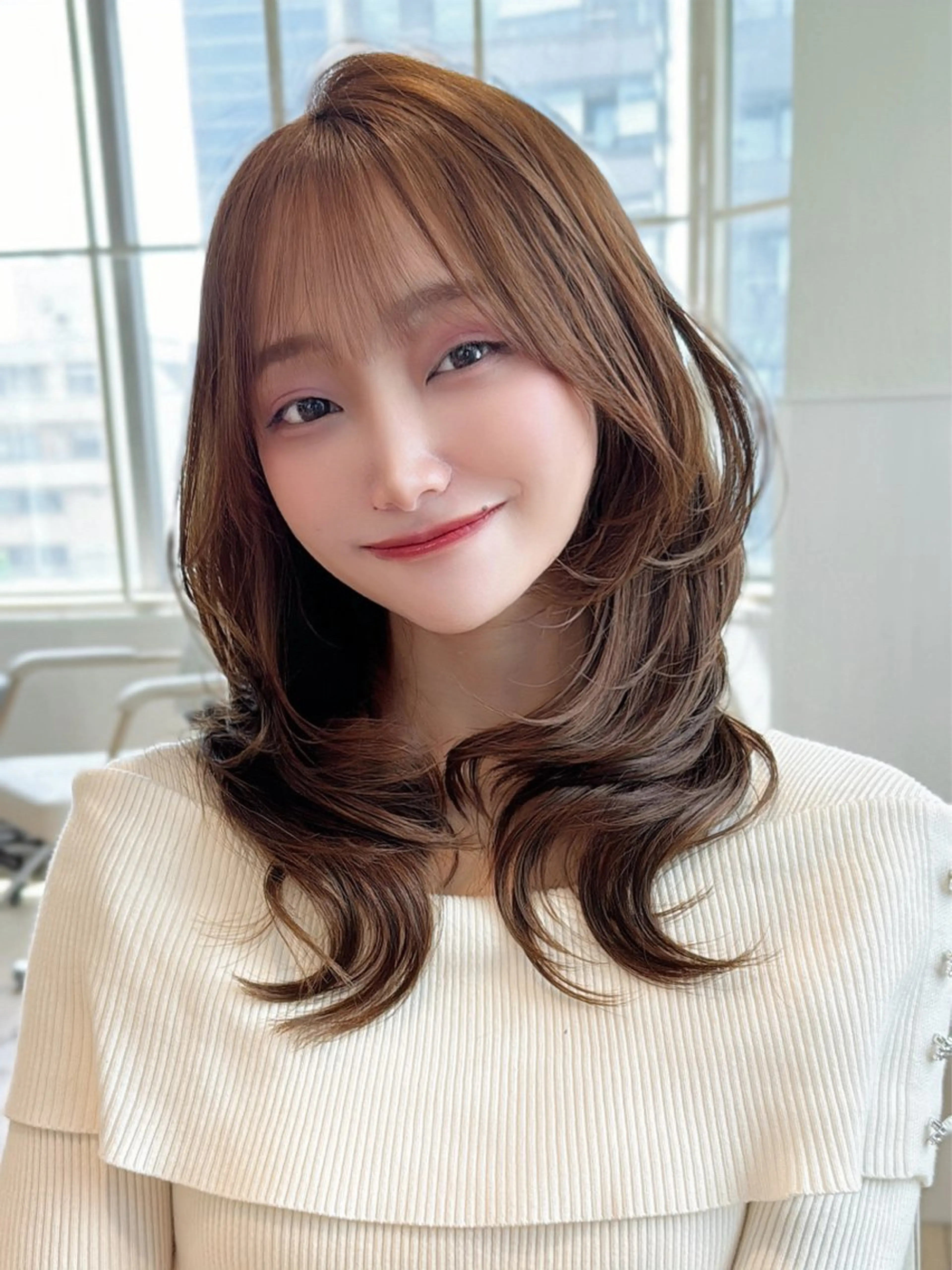 セミロング カット ヘアカラー トリートメント 表参道小顔カット前髪 割れ改善クロスパーマのヘアスタイル