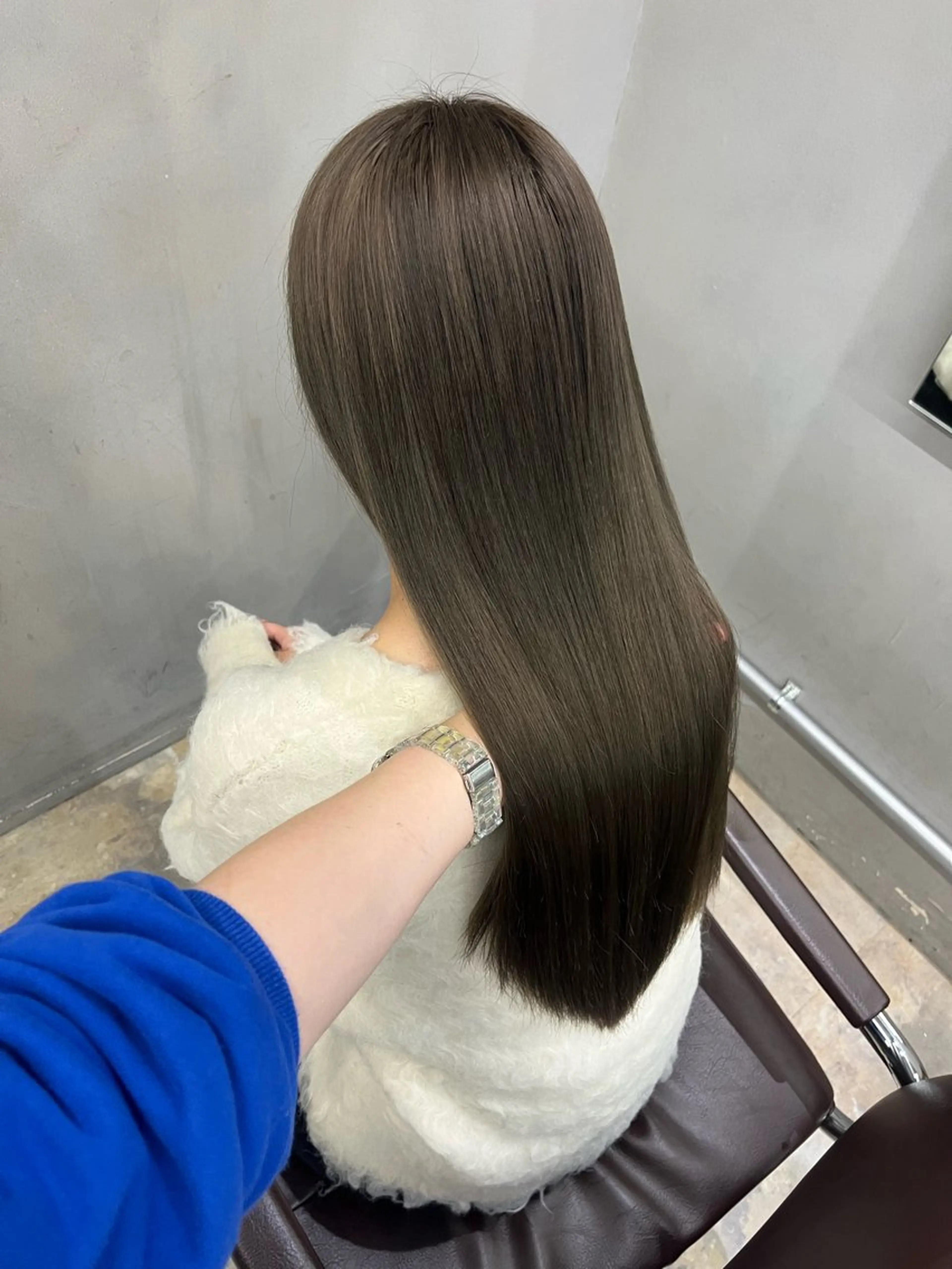 カラー ベージュカラー ブリーチ オリーブベージュ 相宮 優羽のヘアスタイル