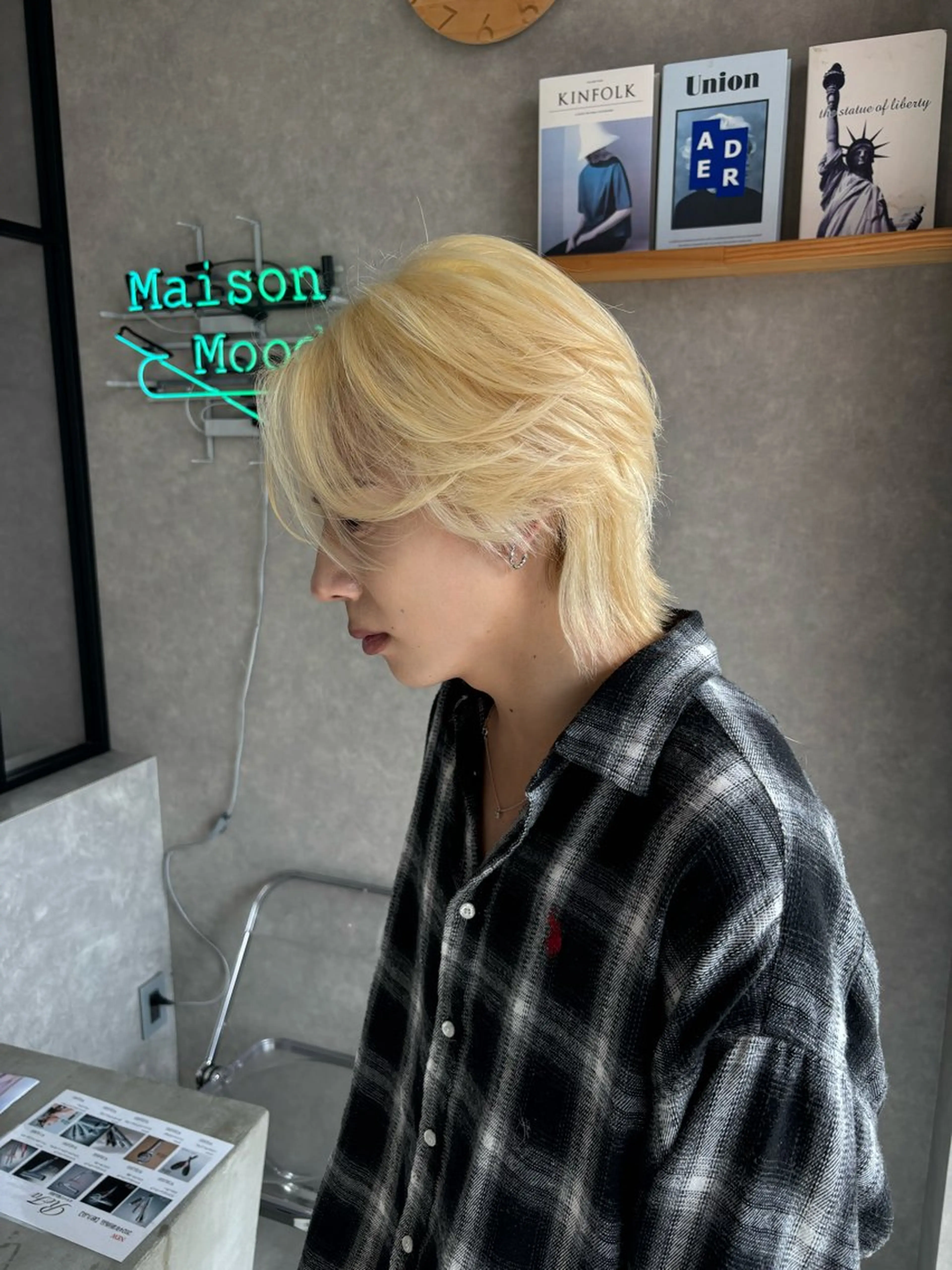 ミディアム カラー メンズ ミディアムパーマ センターパート メンズハイトーン マッシュウルフ マッシュ カット ヘアカラー トリートメント 長谷川 湧のヘアスタイル