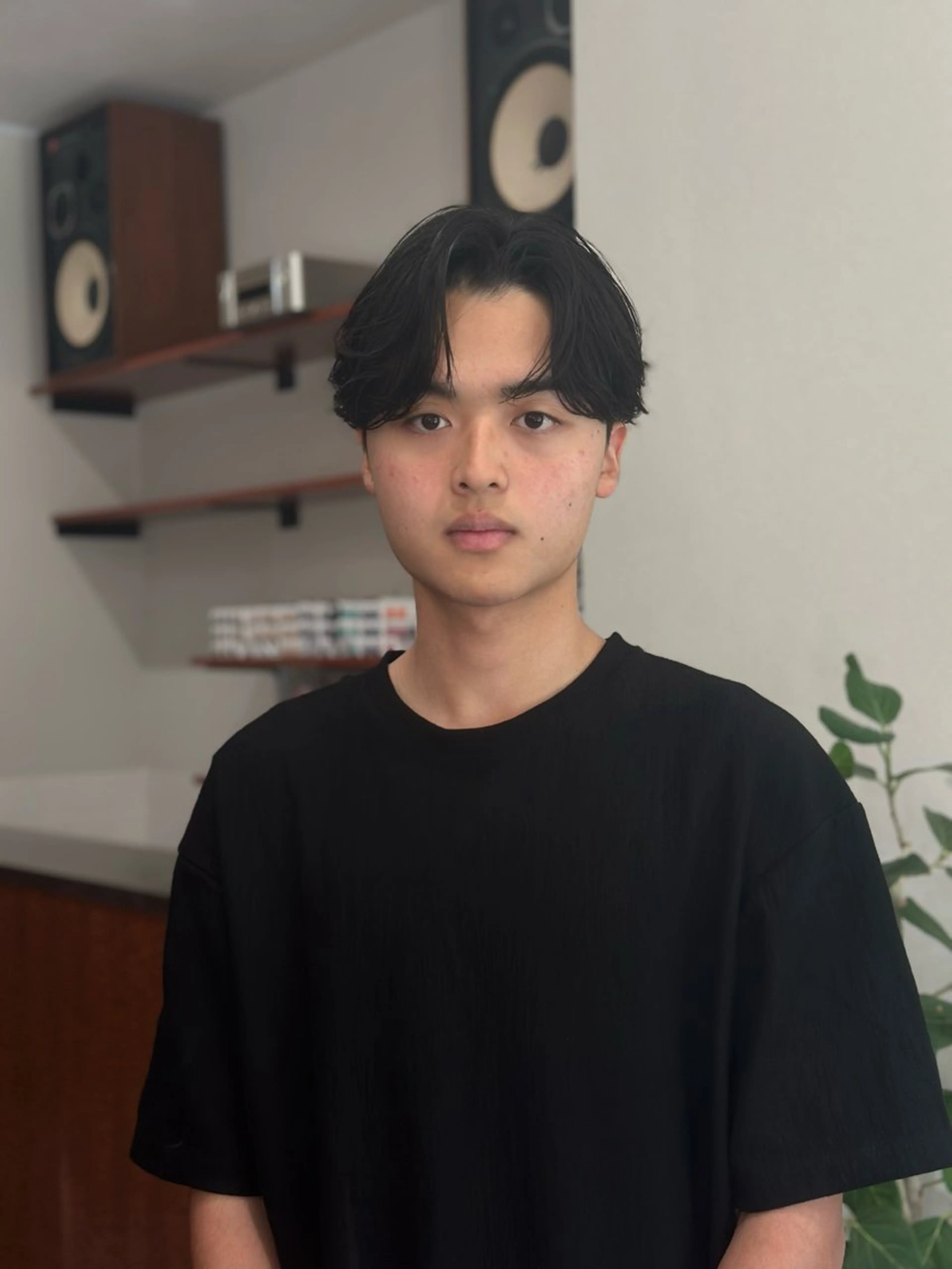 ミディアム パーマ メンズ ミディアムパーマ メンズブリーチ センターパート フェードカット フェザーパーマ カット パーマ トリートメント 金山駅前/メンズ パーマ/真柄 恒輝のヘアスタイル