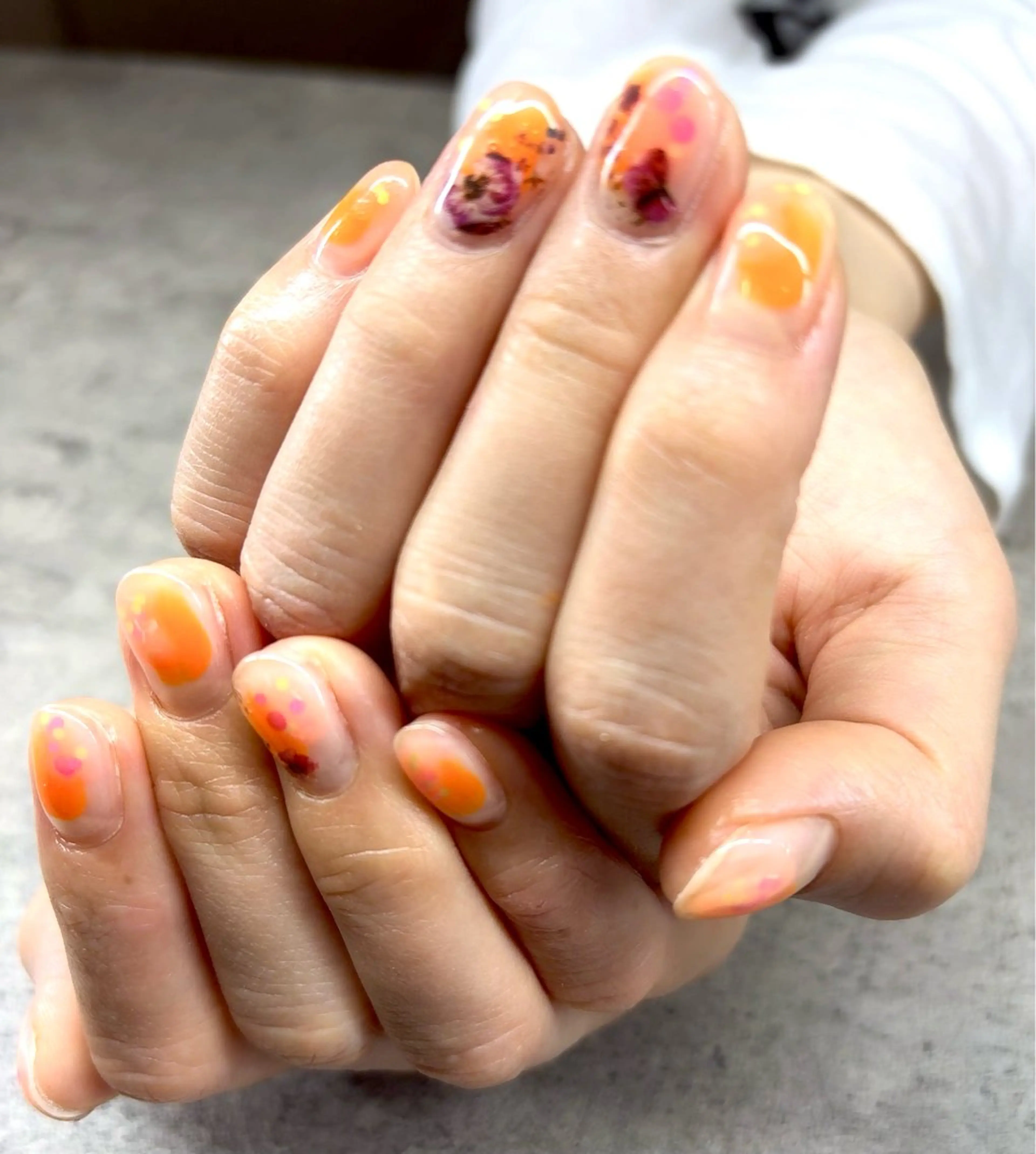 ネイル フレンチネイル ガーリー ハンドネイル Roger 舞のネイルデザイン