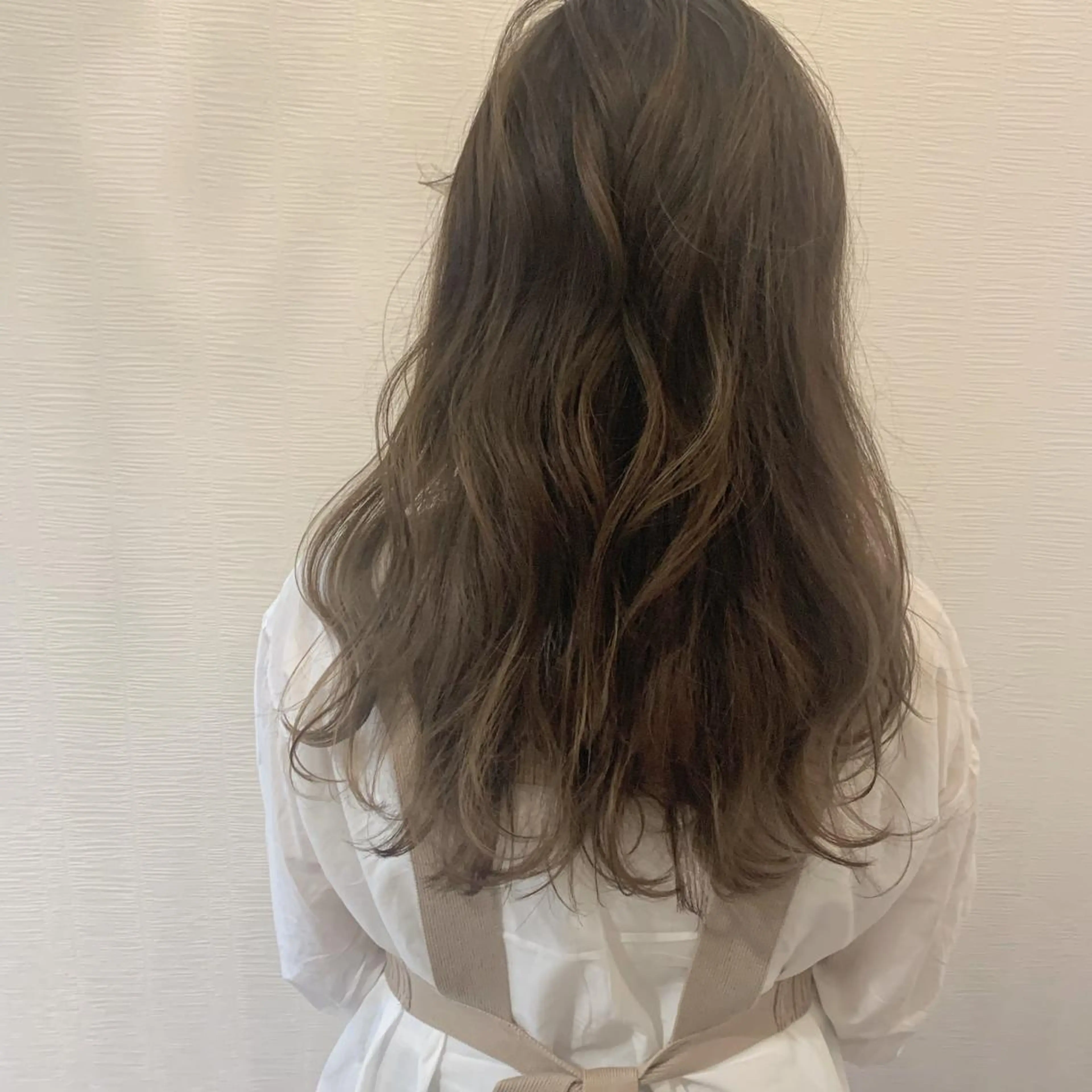 ロング カラー ベージュカラー ブリーチ 透明感カラー グラデーションカラー ミルクティーベージュ toiro by lien hair atelier所属・池田 真由美のヘアスタイル