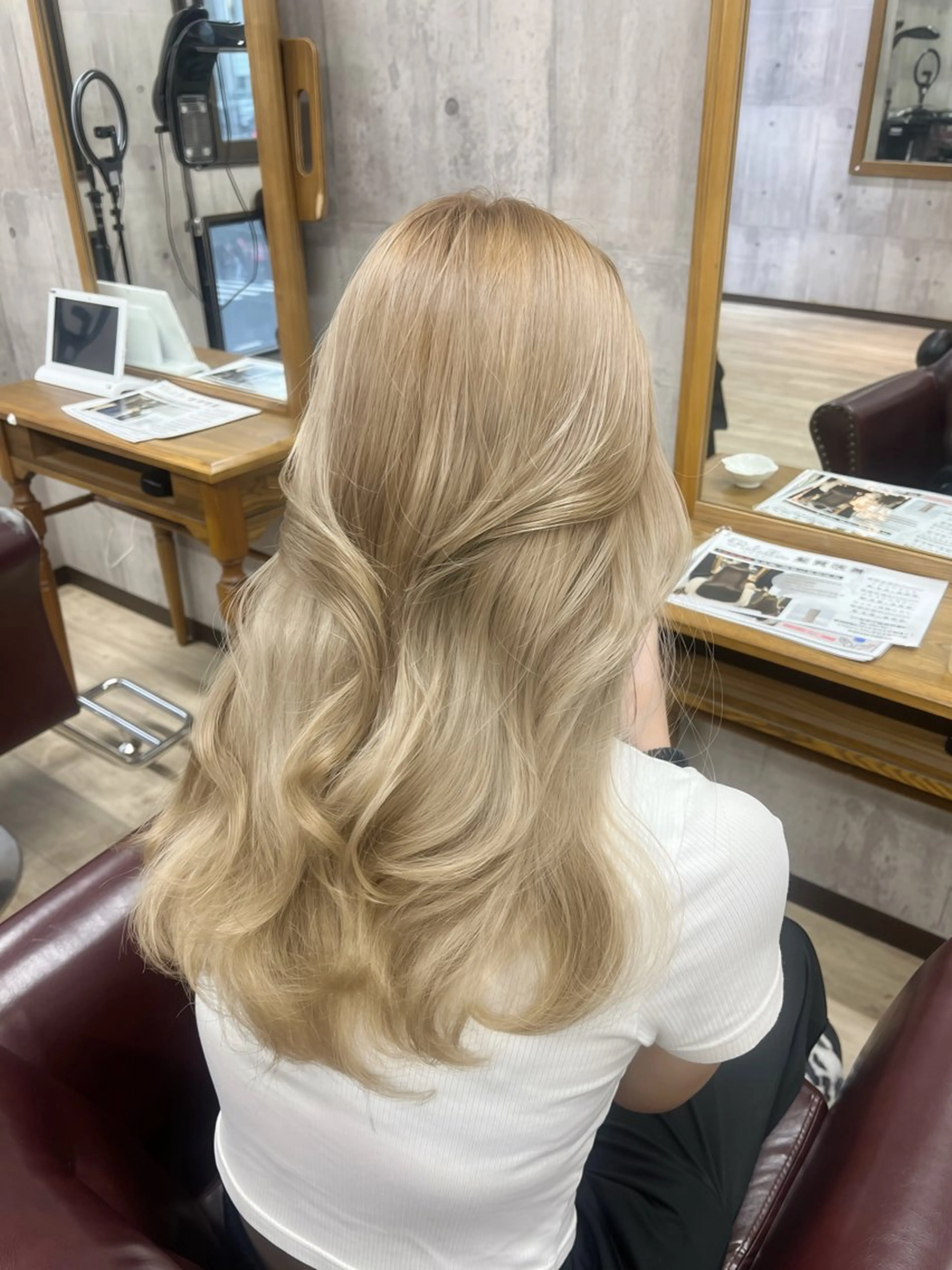 ロング カラー ベージュカラー ブリーチ ミルクティーベージュ 頓所 大昂のヘアスタイル