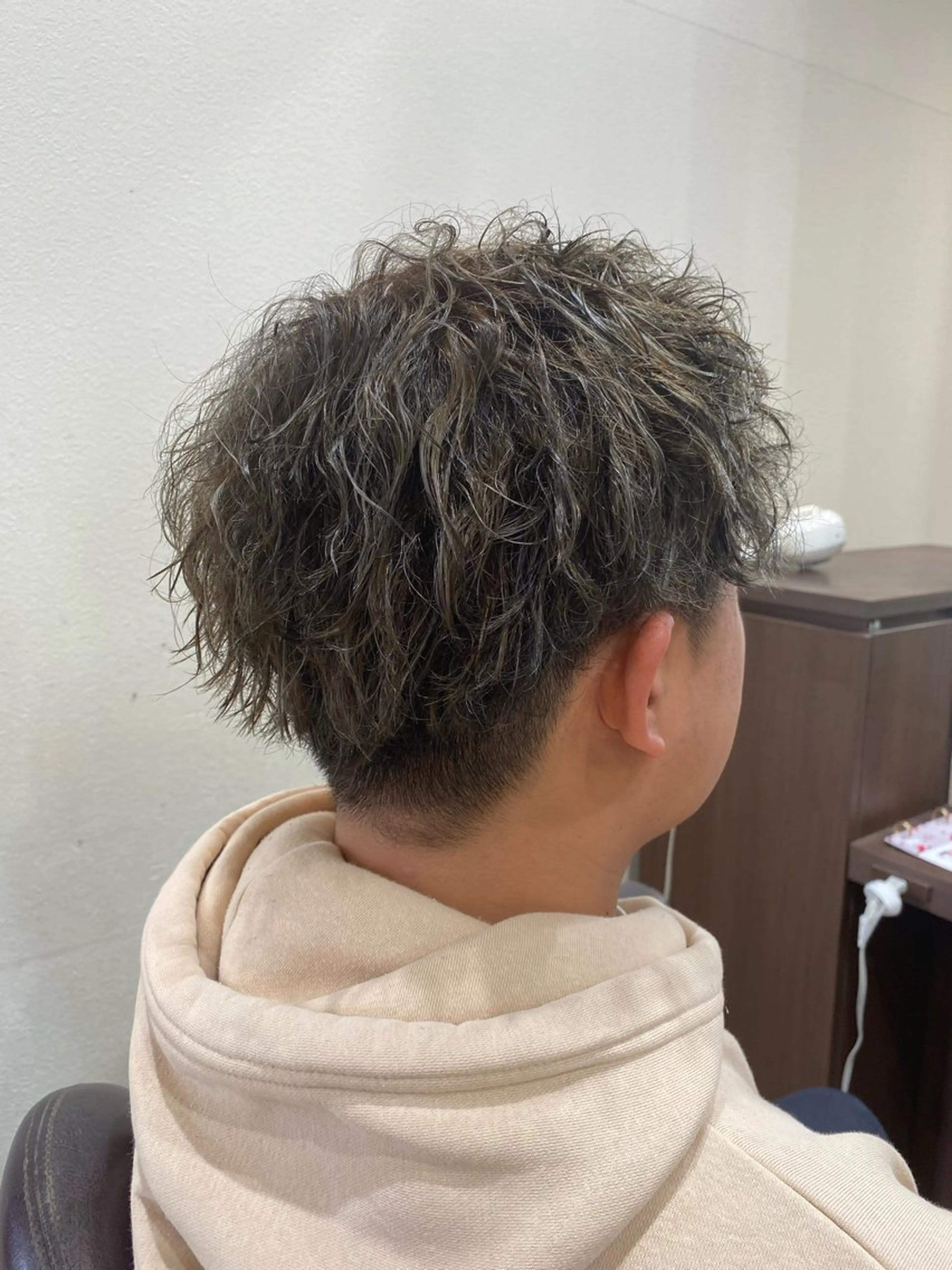 パーマ メンズ メンズハイライト メンズパーマ メンズショート ツイストスパイラルパーマ スパイラルパーマ 仲井 充のヘアスタイル