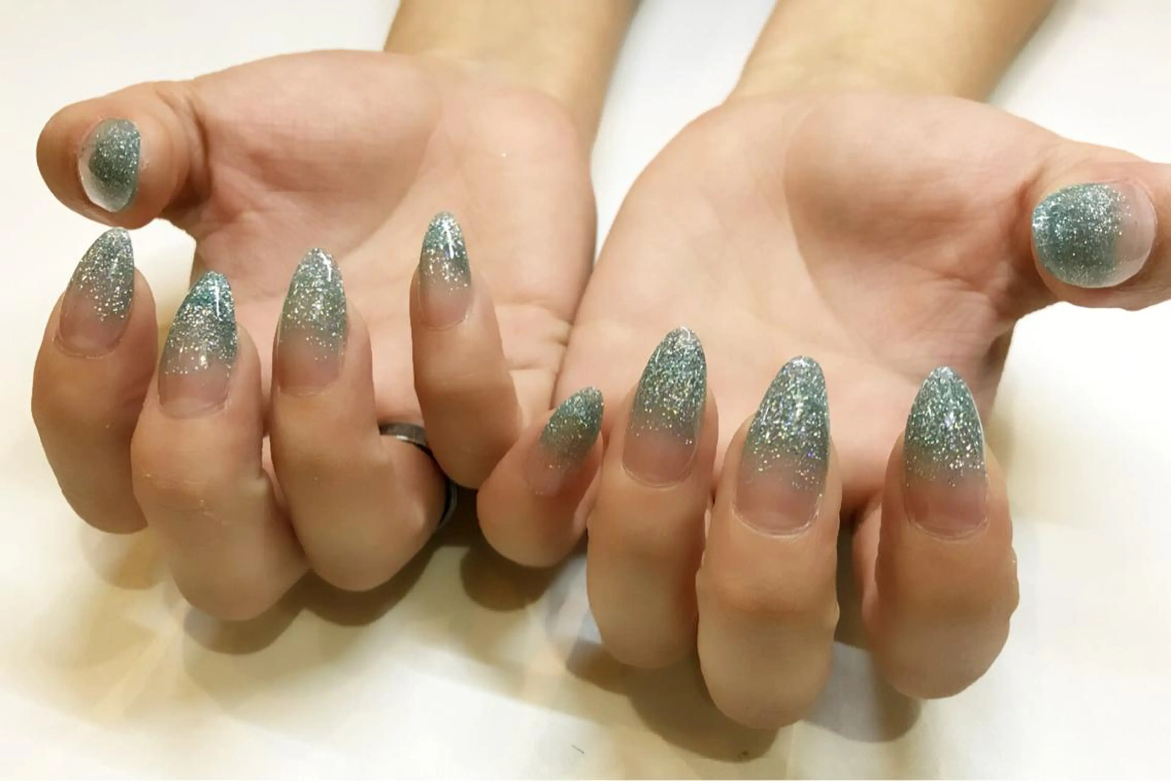 ネイル グラデーション ラメ(グリッター) ラメグラデーション シンプルネイル ストーンネイル Soeur ネイリストのネイルデザイン