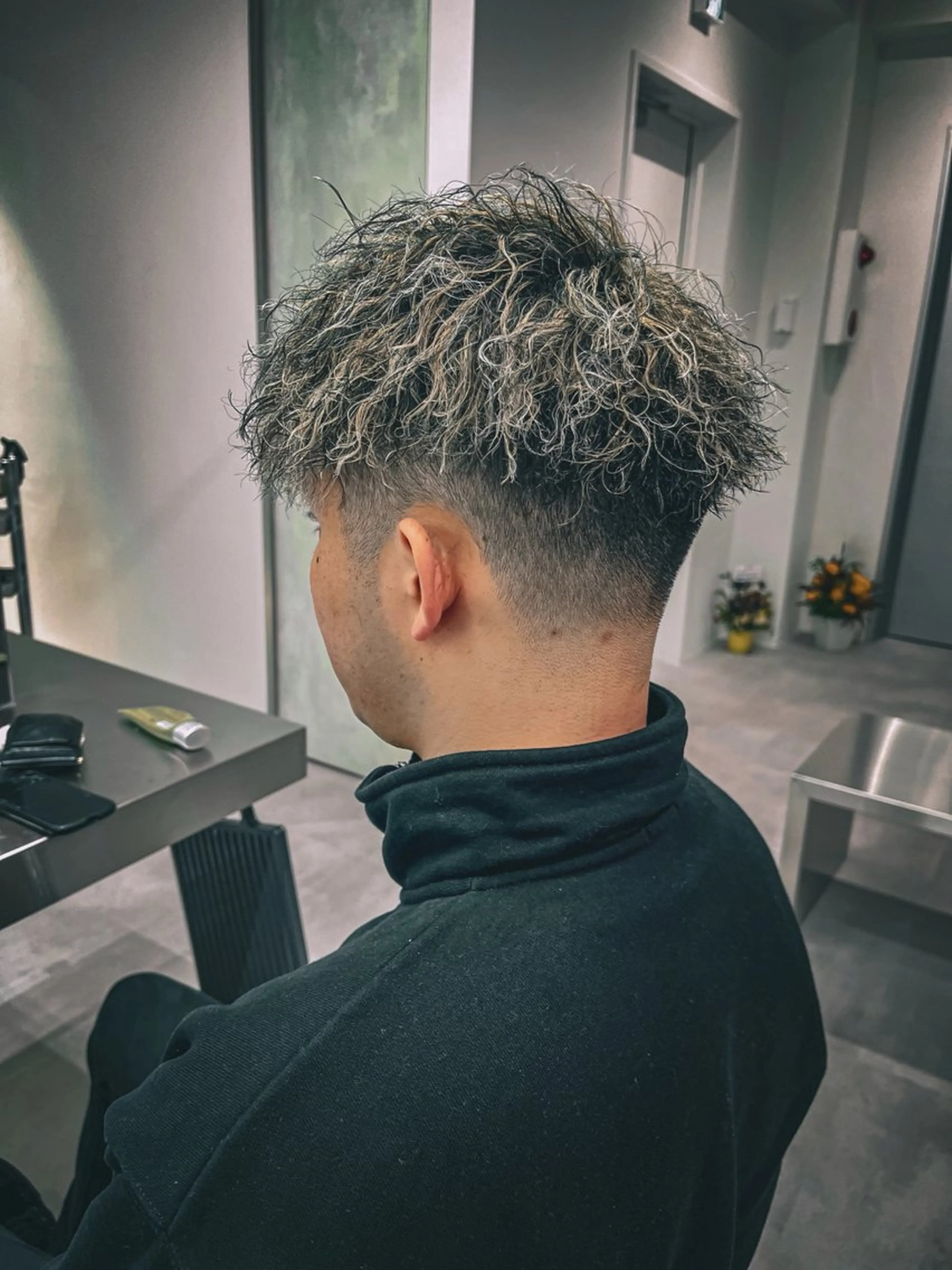 ショート ⚡メンズパーマフ ェードカットTomyのヘアスタイル