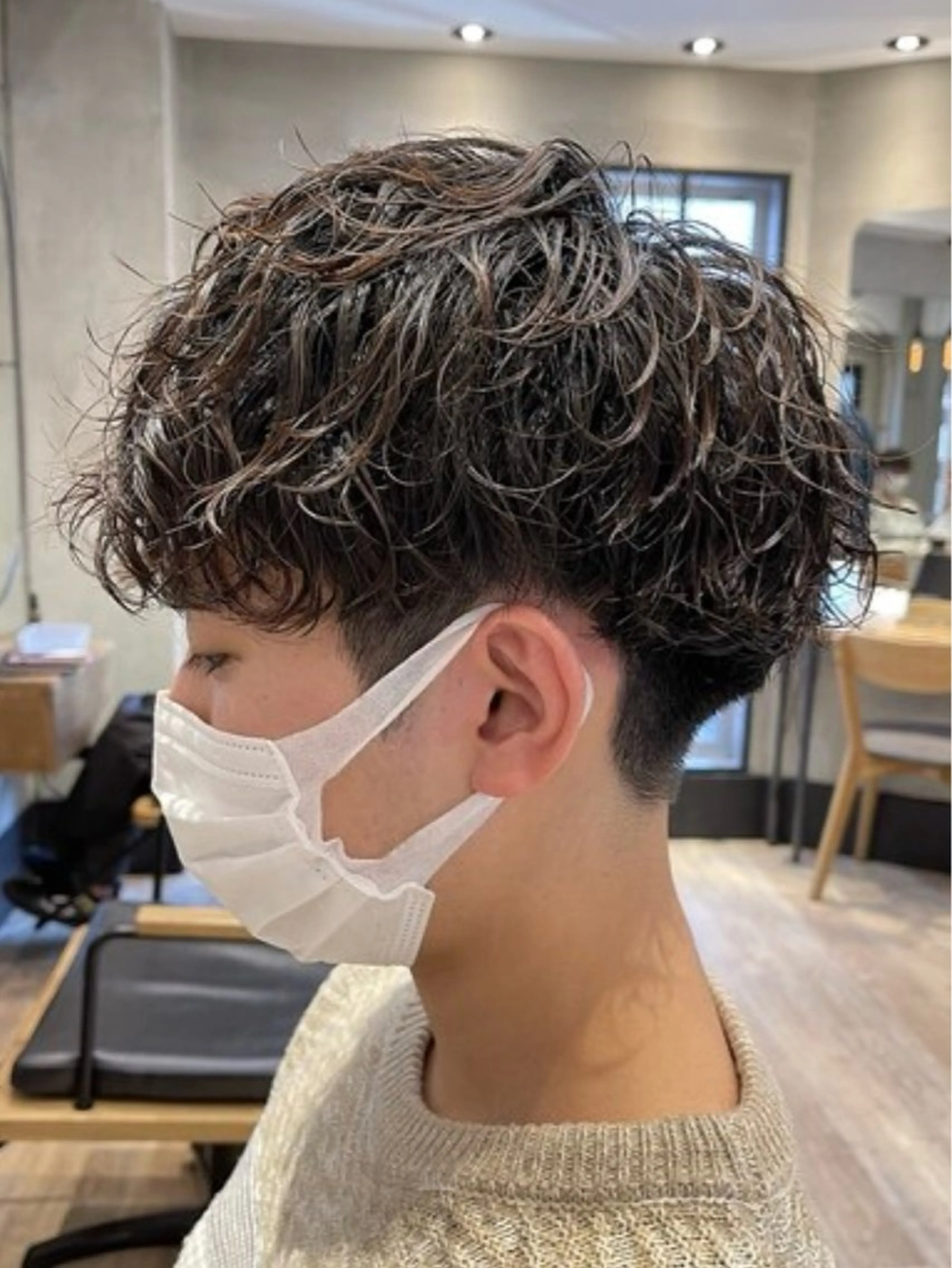 ショート パーマ メンズ ビジネス センターパート フェードカット フェザーパーマ メンズ韓国風 カット パーマ トリートメント ヘアセット 新宿メンズ専門 モテ清潔感パーマ特化のヘアスタイル