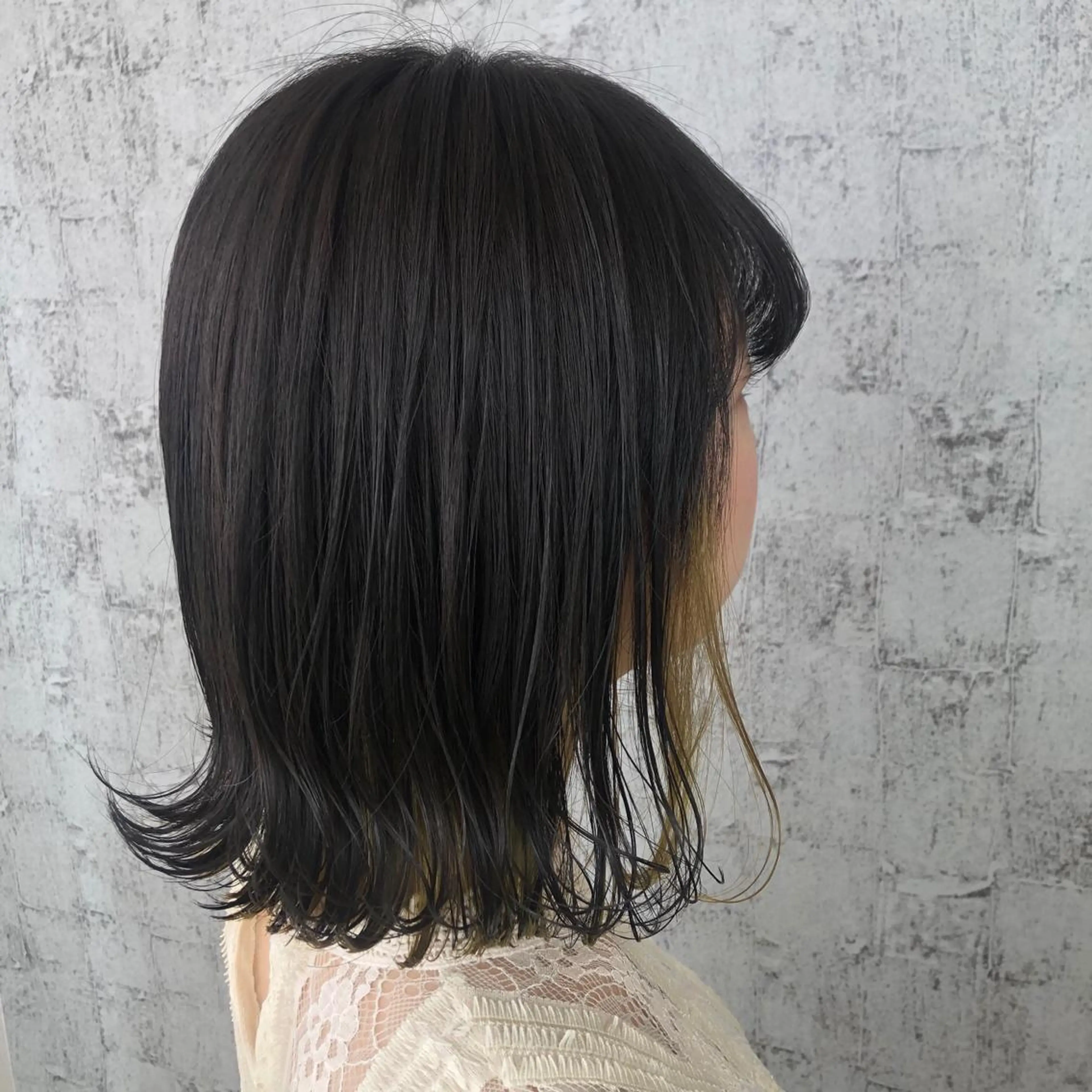 ミディアム カラー デザインカラー インナーカラー イエローカラー 小顔レイヤー/ ベージュ🤍Rieのヘアスタイル