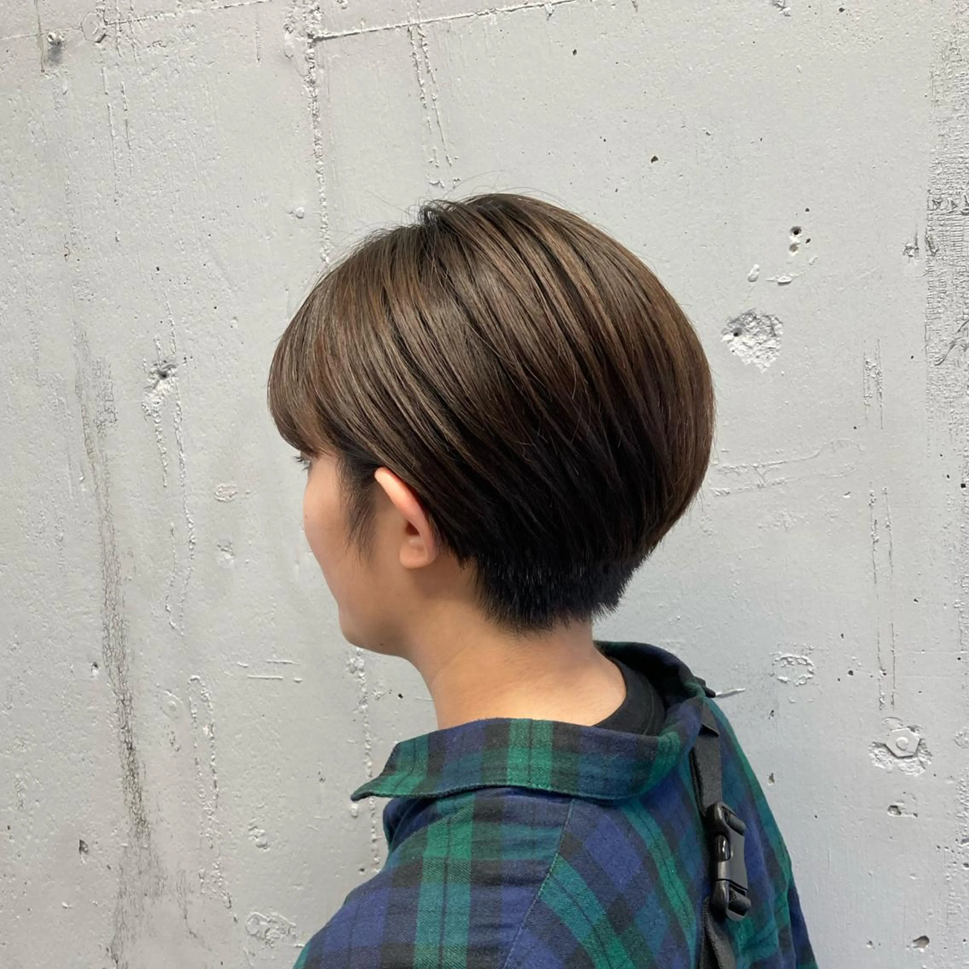 ショート 顔まわりレイヤー デザインカットのヘアスタイル