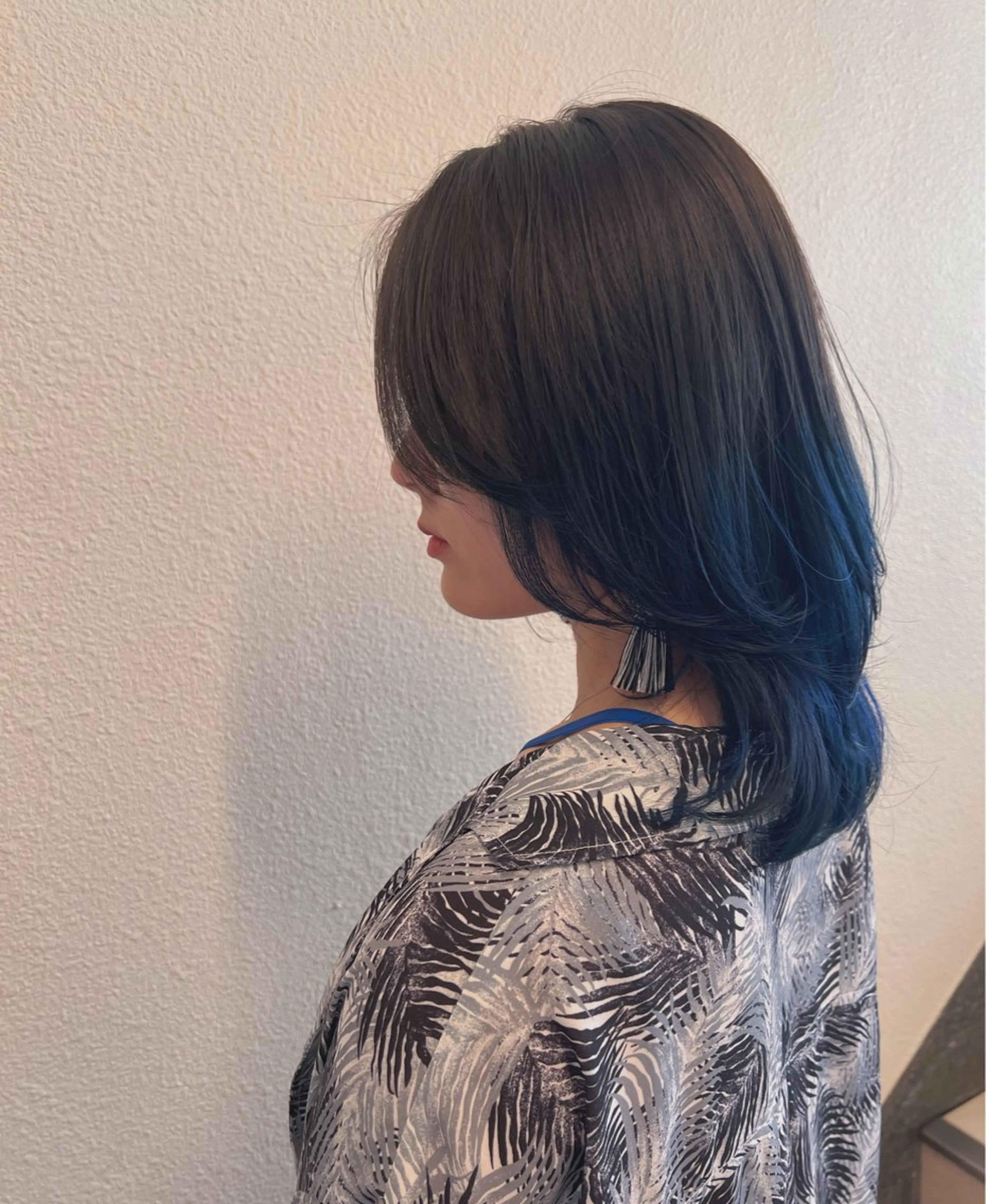 セミロング カラー ブリーチ ブルーカラー グラデーションカラー カット ヘアカラー 🌼こやま かおり🌼のヘアスタイル