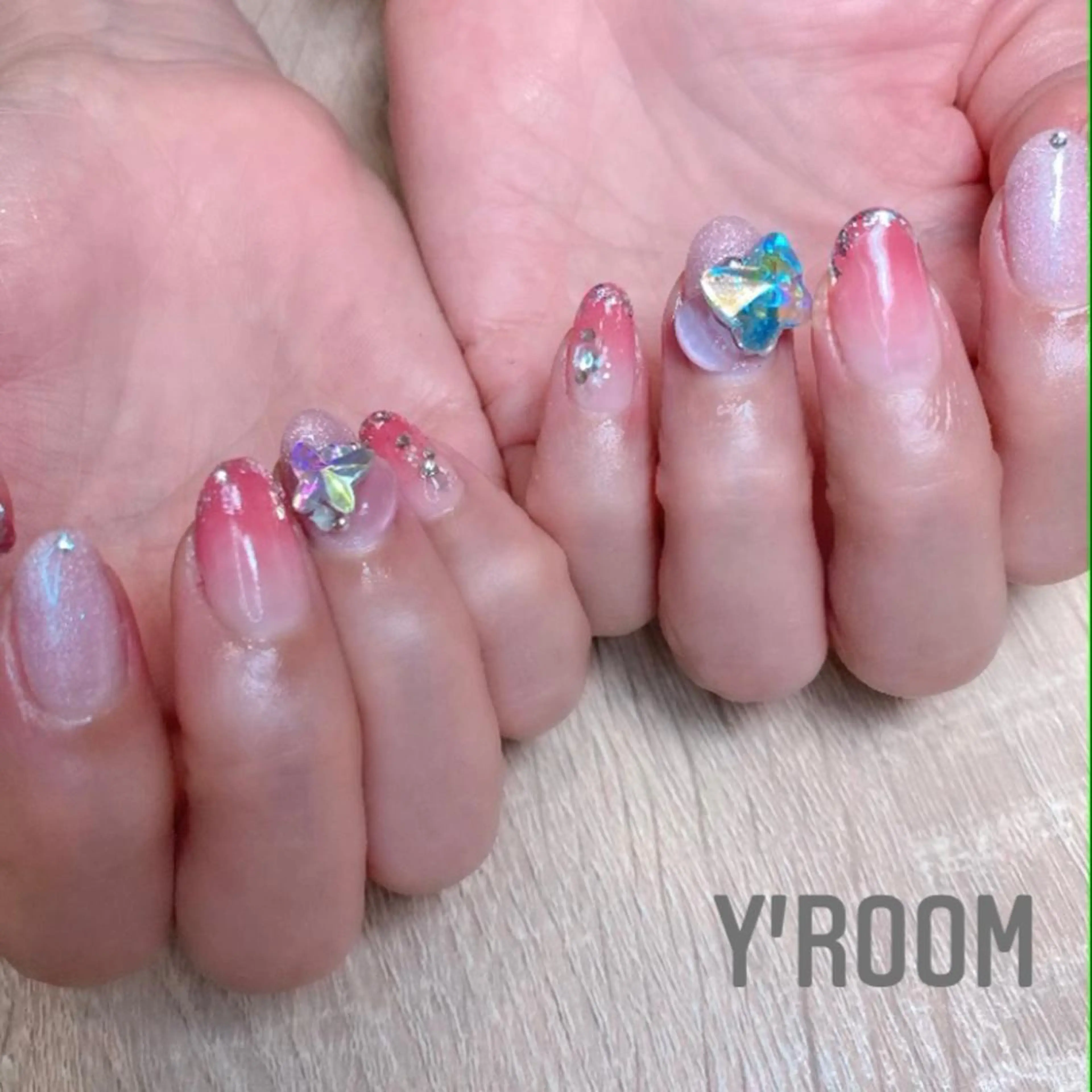 ネイル オーロラネイル フラッシュネイル フットネイル ジェルネイル 氷ネイル・うるうるネイル ハンドネイル YUKA （ネイリスト）のネイルデザイン