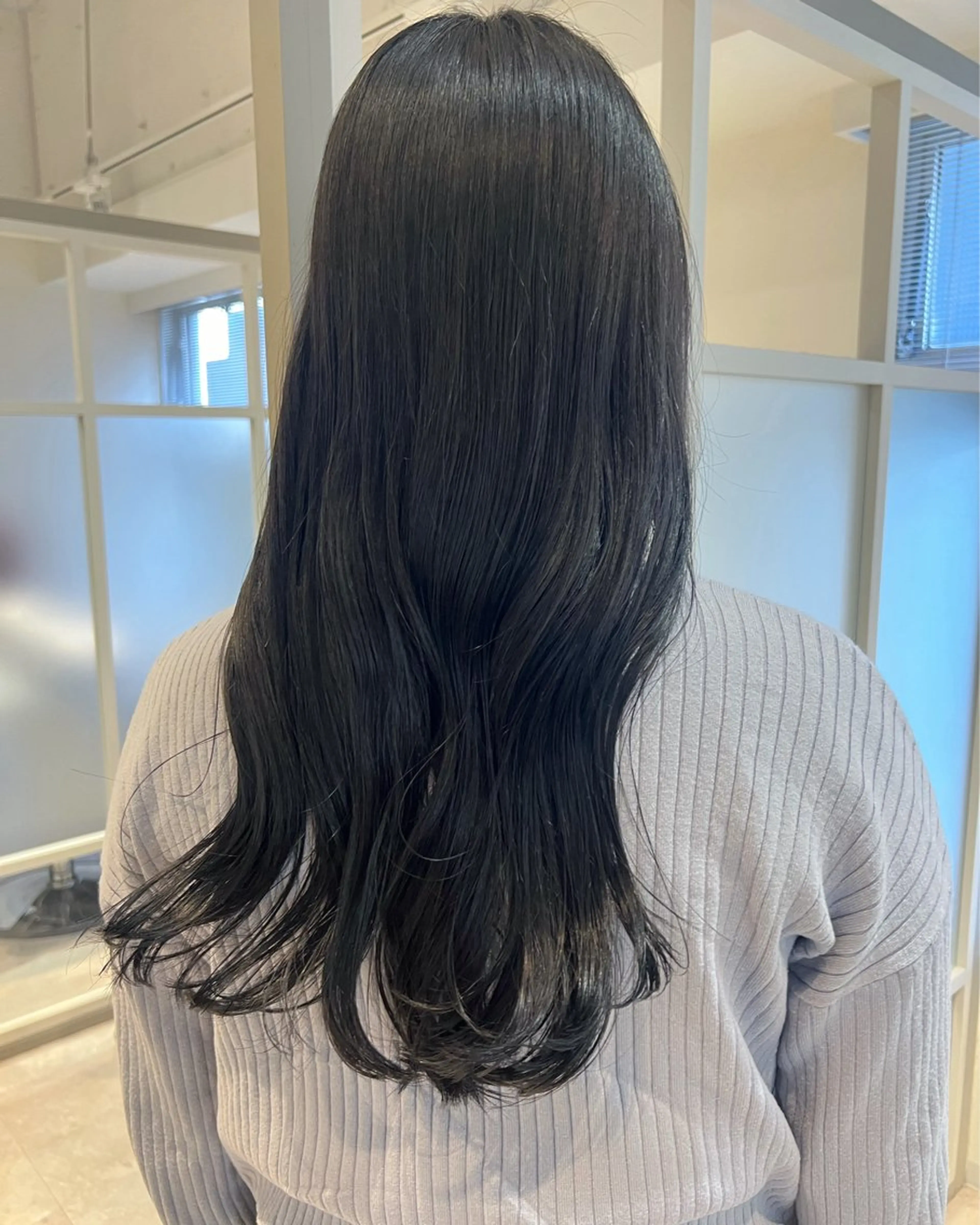 ロング カラー ブルーカラー ブルーグレー 暗髪カラー🫐パーマ おくだりんかのヘアスタイル