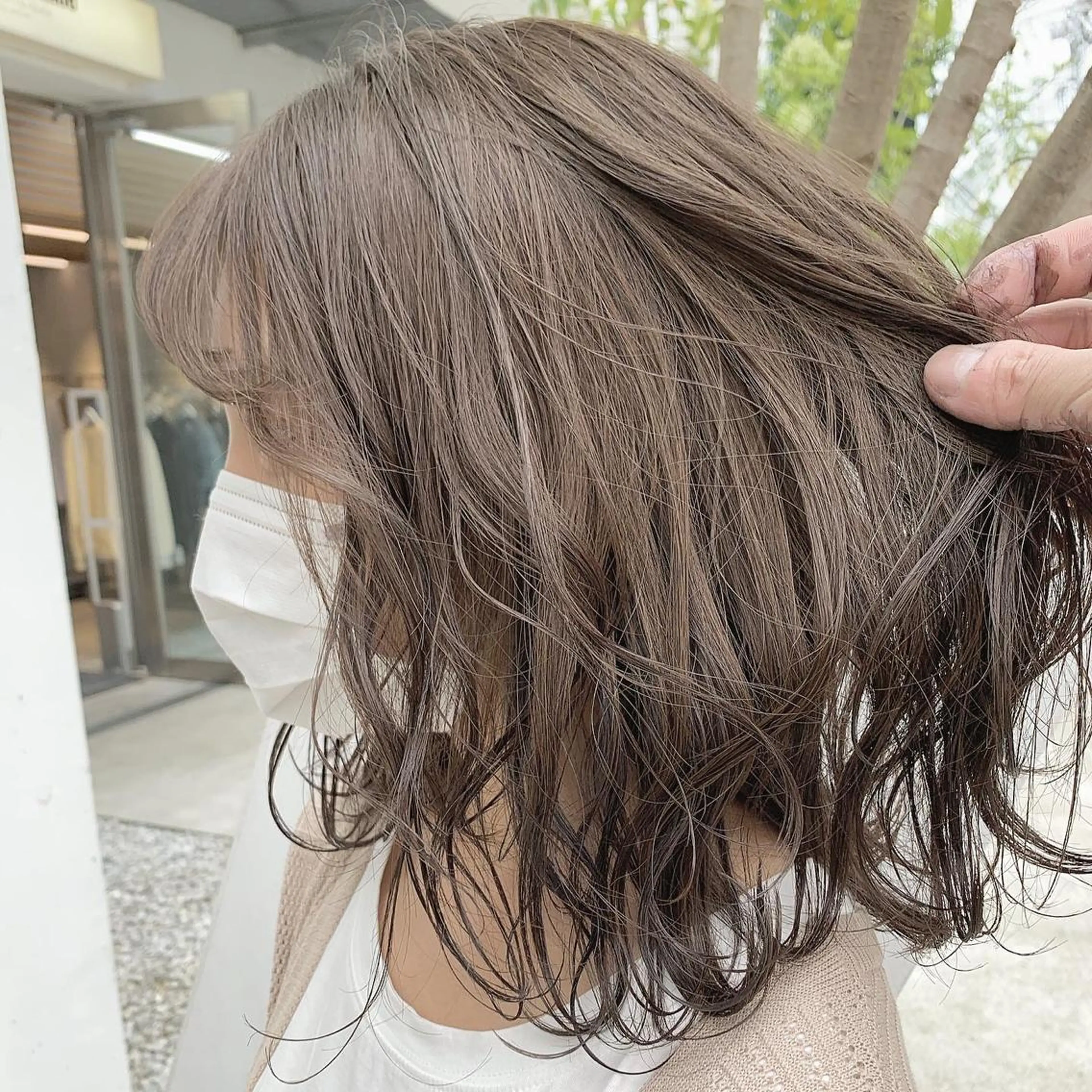 ミディアム カラー ネイル ハイトーンボブ 前田 表参道　グレージュのヘアスタイル