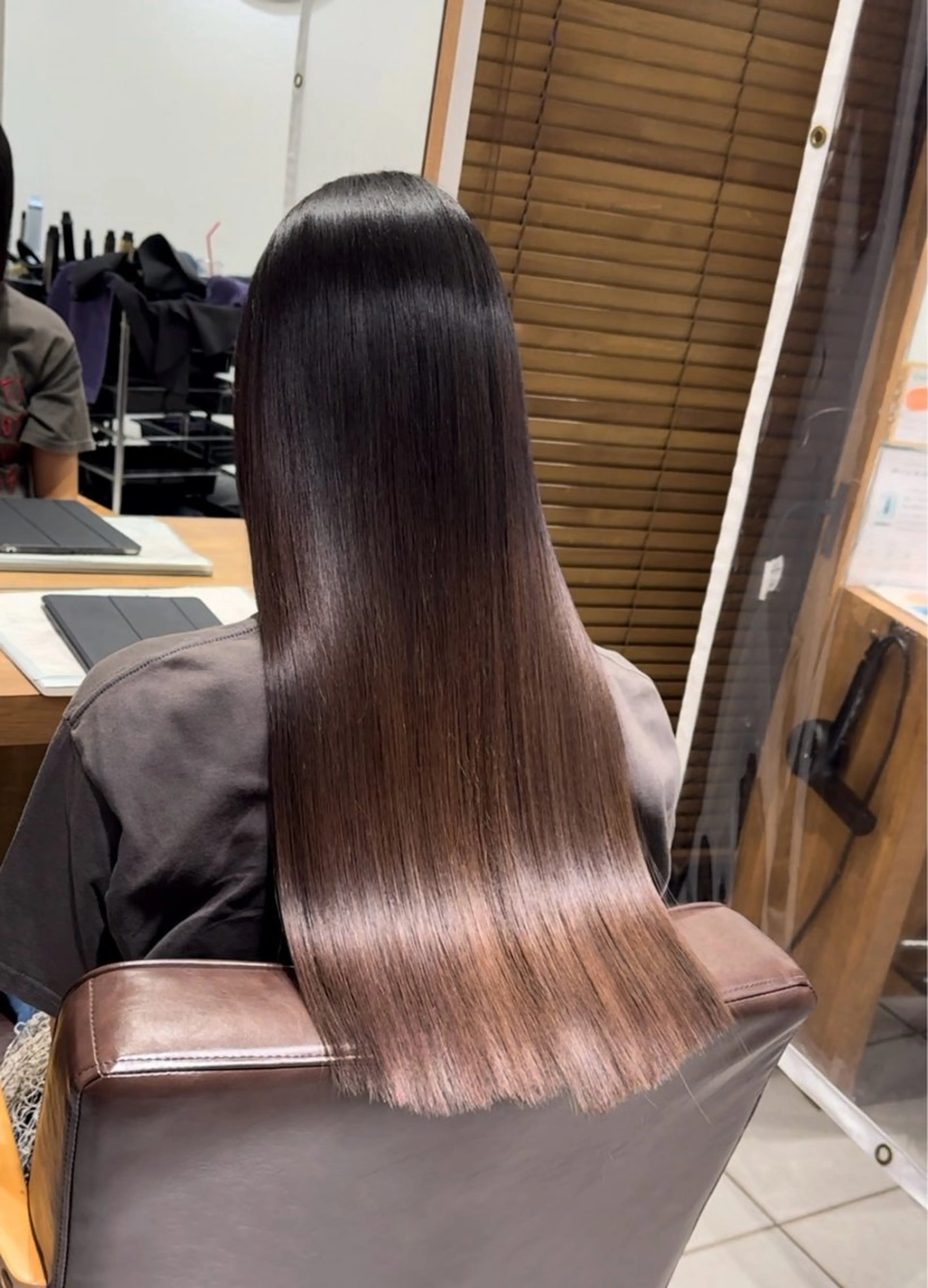 ホリスティックストレート×小顔デザインカットの写真