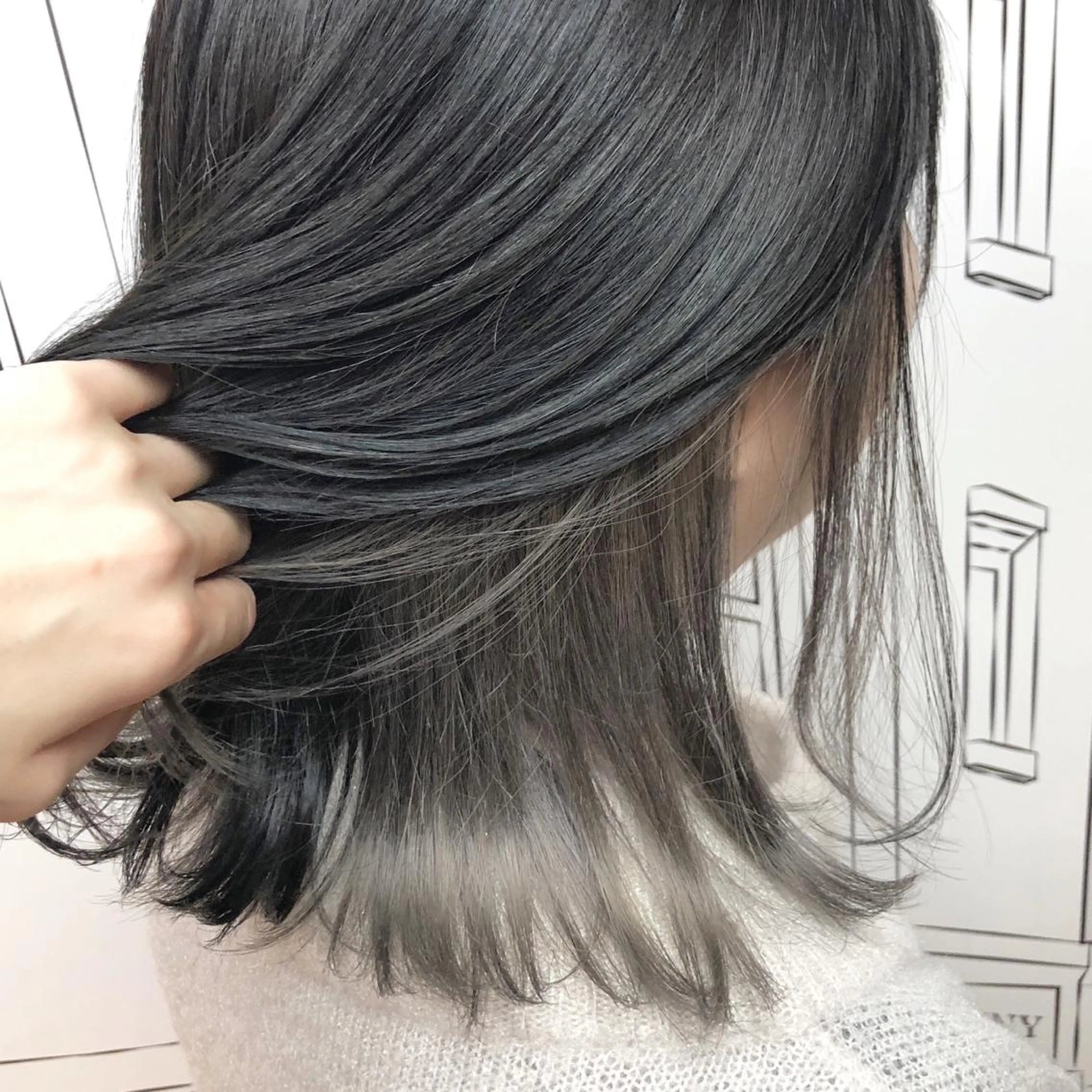 ミディアム カラー ブリーチ シルバー TOMOKA 艶髪/透明感カラーのヘアスタイル