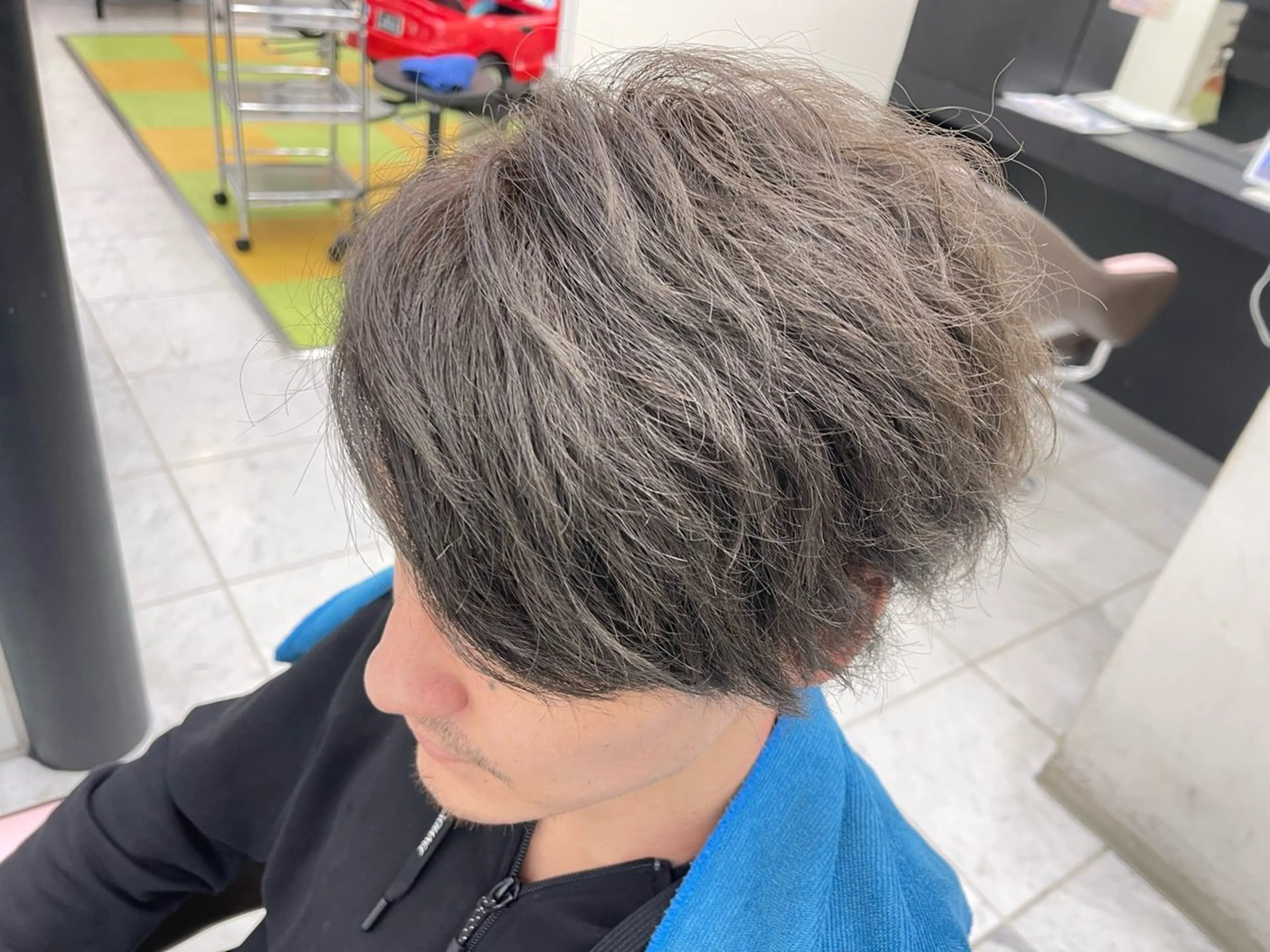 ショート カラー メンズ 向田 真也のヘアスタイル