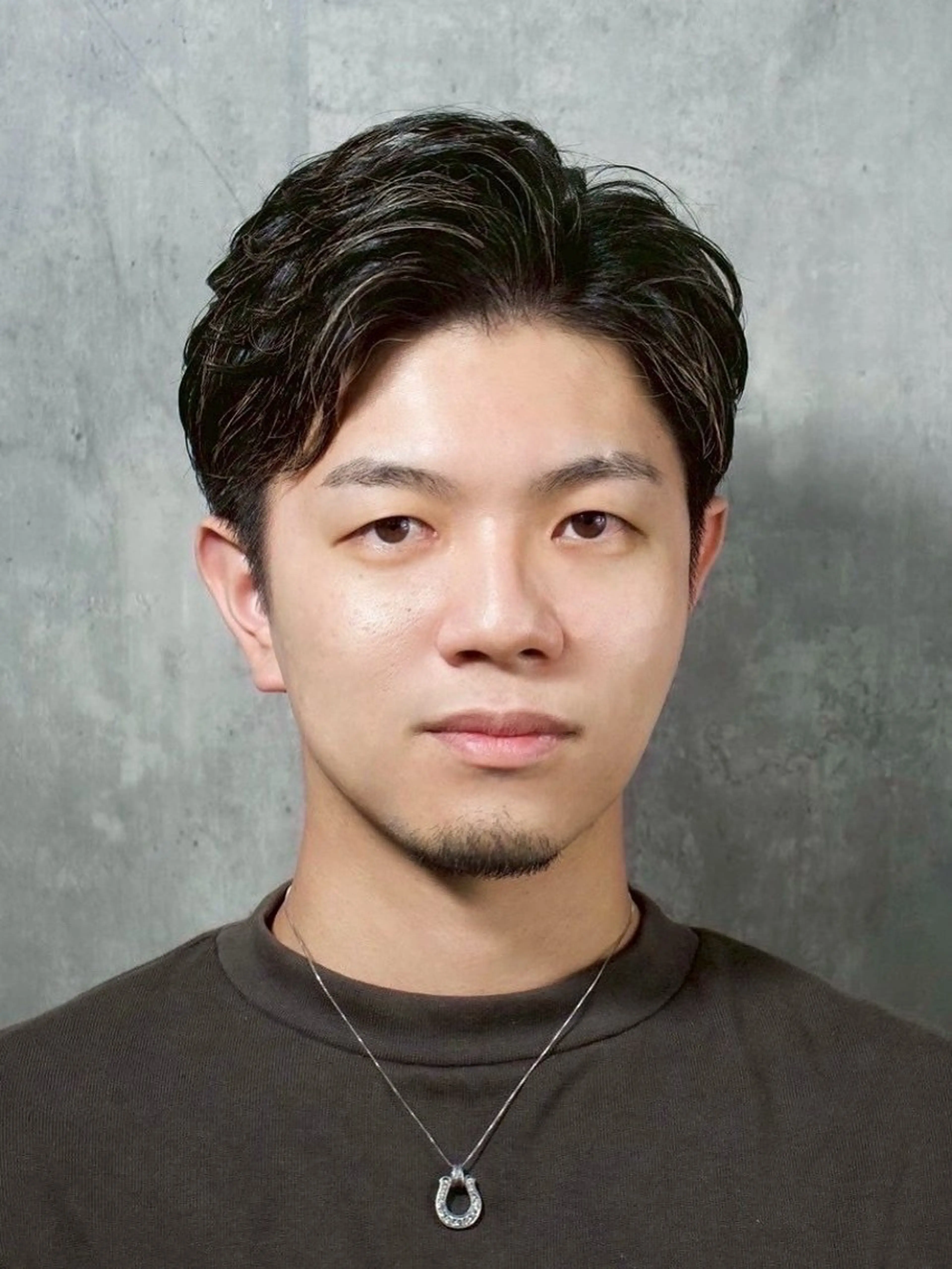 ミディアム 阿賀 佑季のヘアスタイル