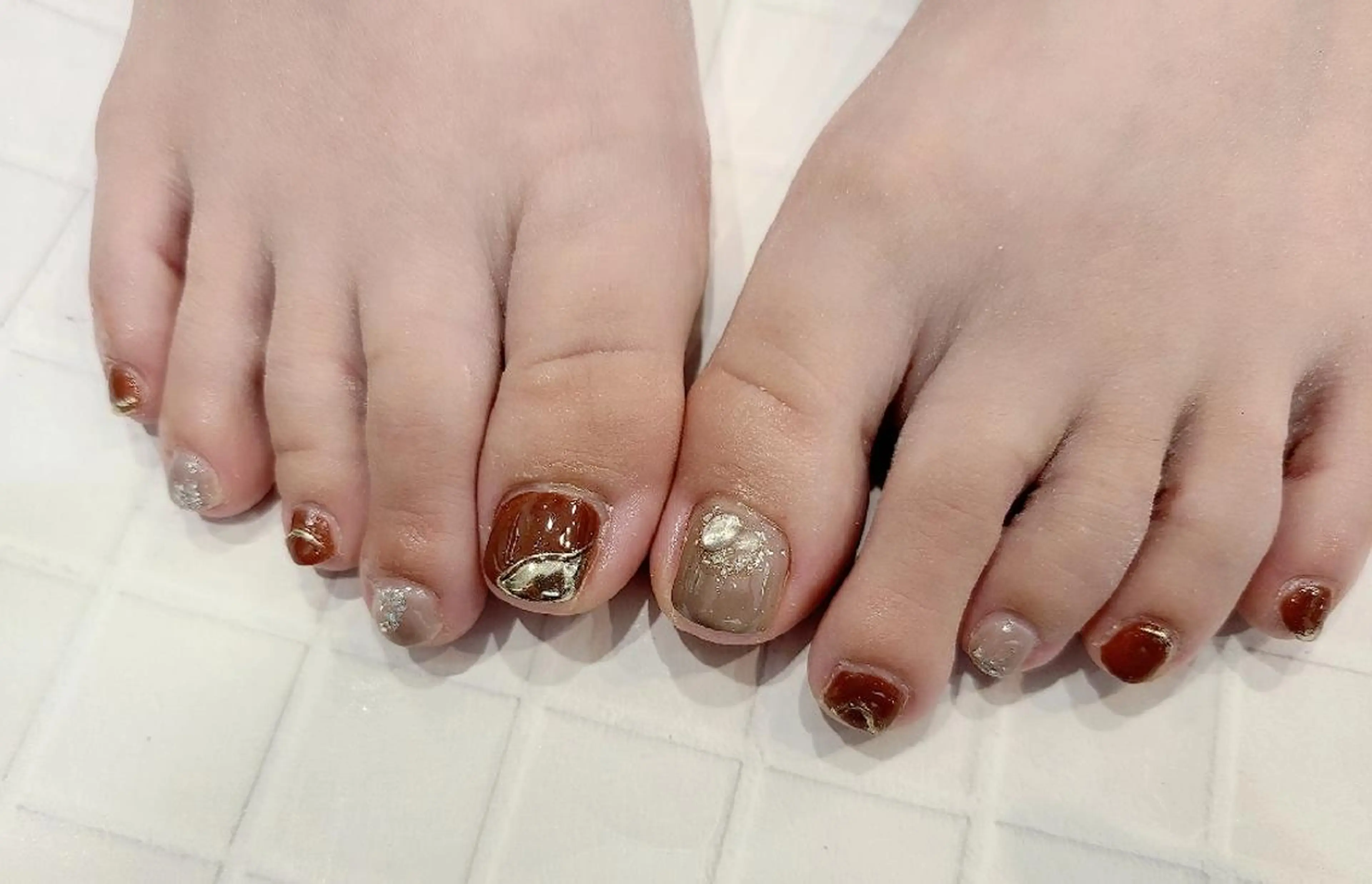 ネイル ボルドー ブラウン ニュアンスネイル フットネイル 関口 友菜のヘアスタイル