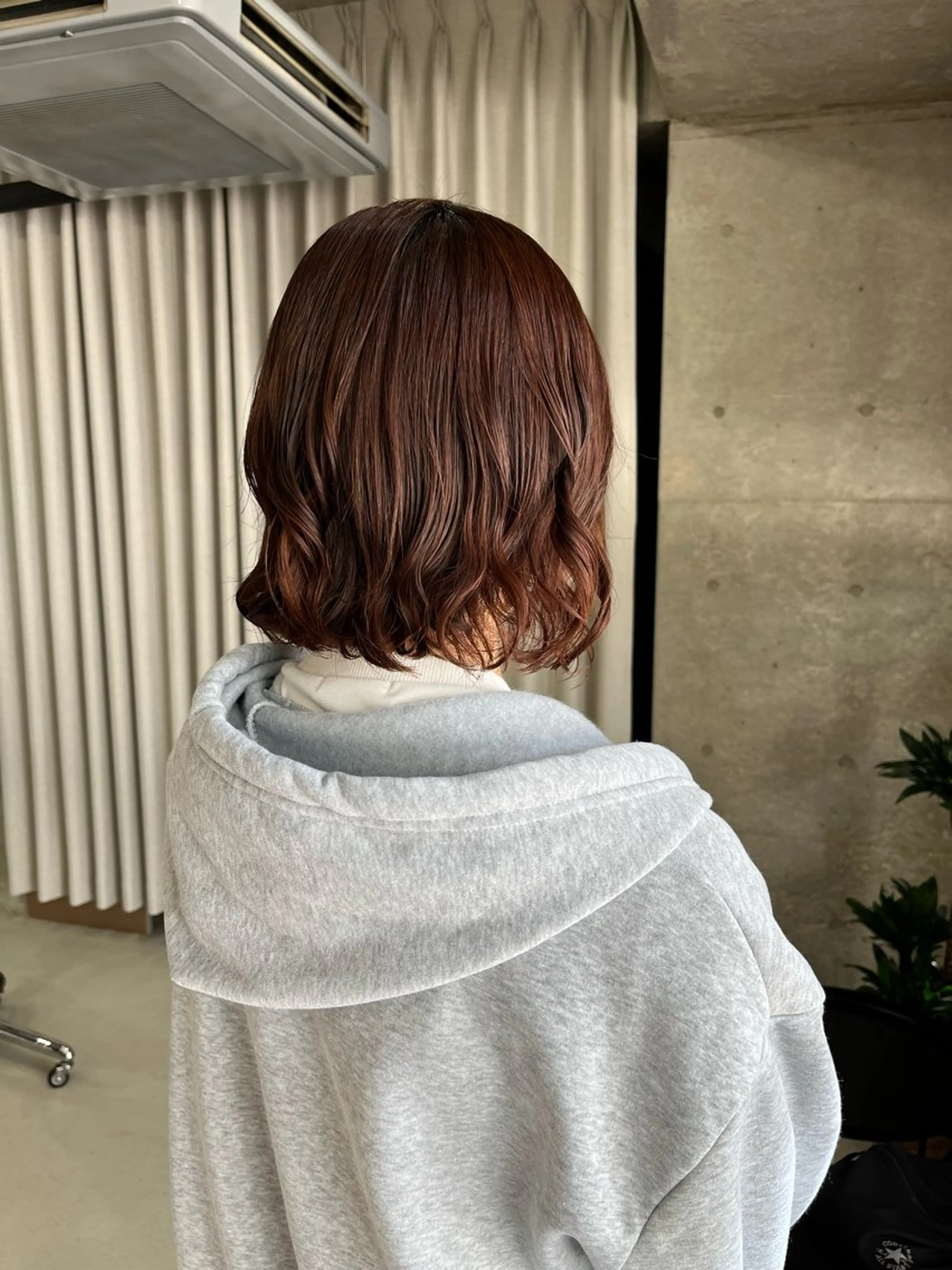 ミディアム パーマ 曲がる縮毛矯正 センターパートのヘアスタイル