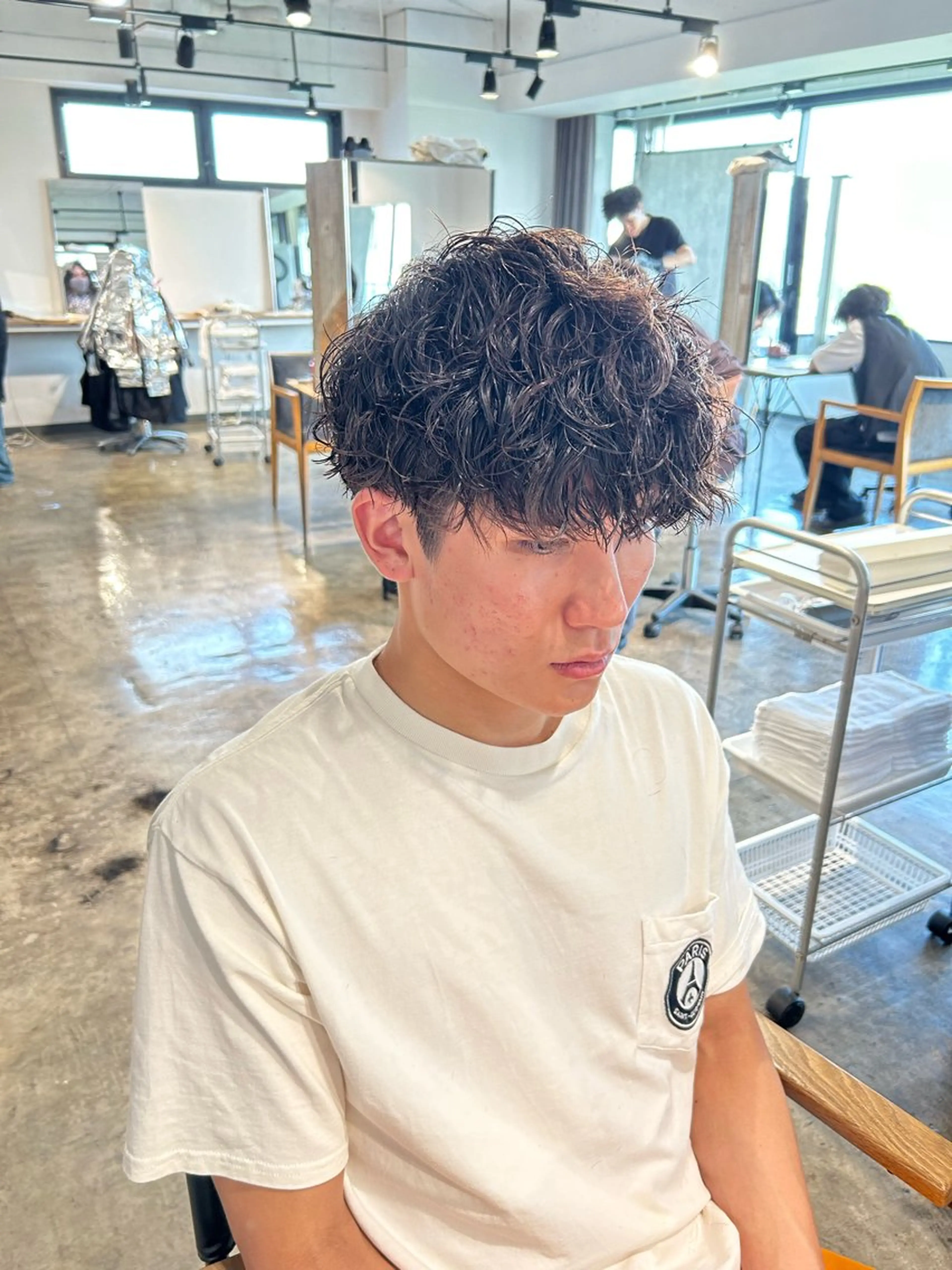 ショート パーマ メンズ センターパート ダウンパーマ カルマパーマ メンズ韓国風 マッシュ カット パーマ 名駅/フェザーパーマ 韓国ヘア/森岡のヘアスタイル