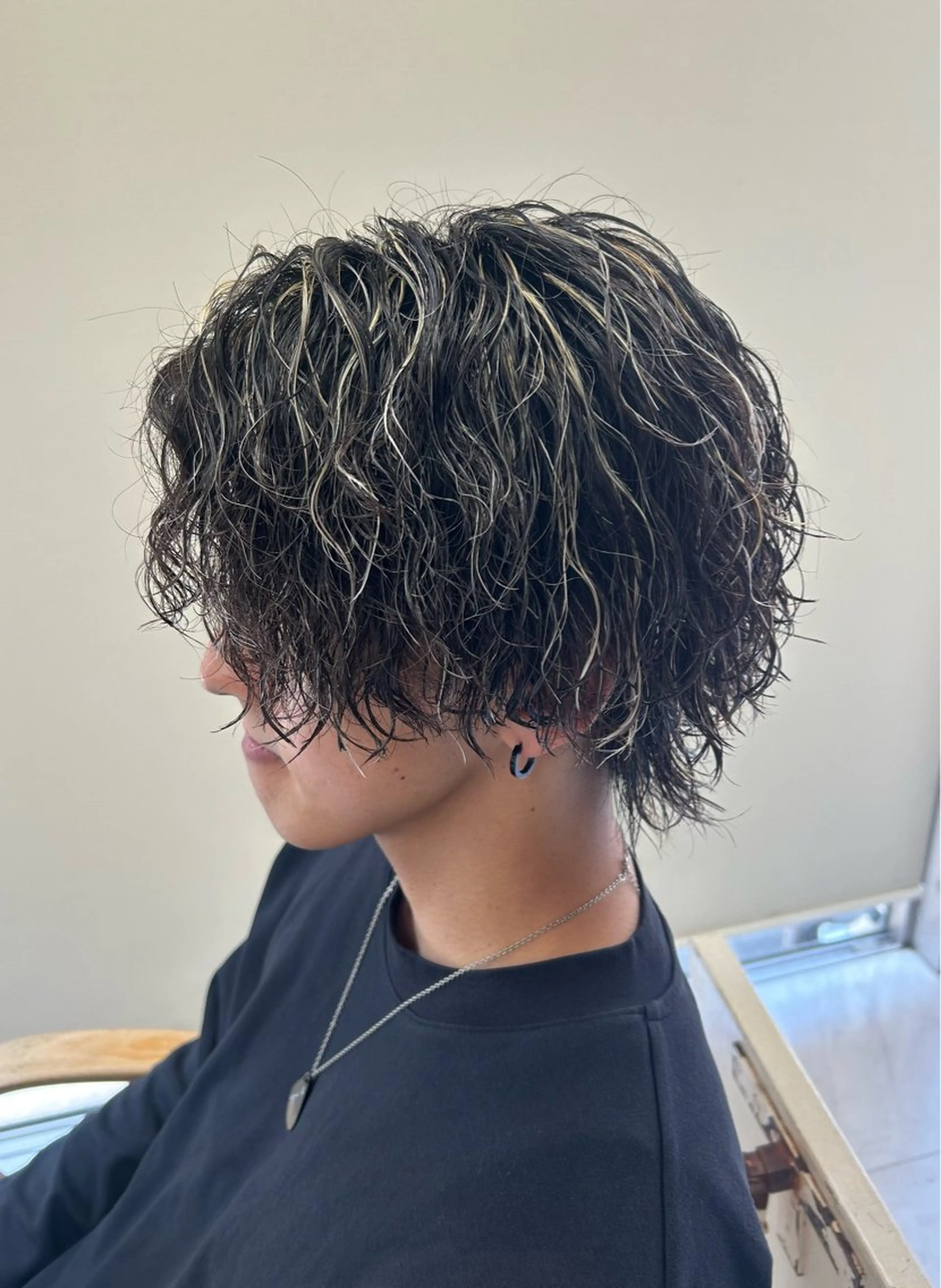 ショート パーマ メンズ メンズハイライト メンズパーマ ツイストスパイラルパーマ ハイライト スパイラルパーマ ヘアカラー トリートメント 🌻メンズカット 落合諒🌻のヘアスタイル