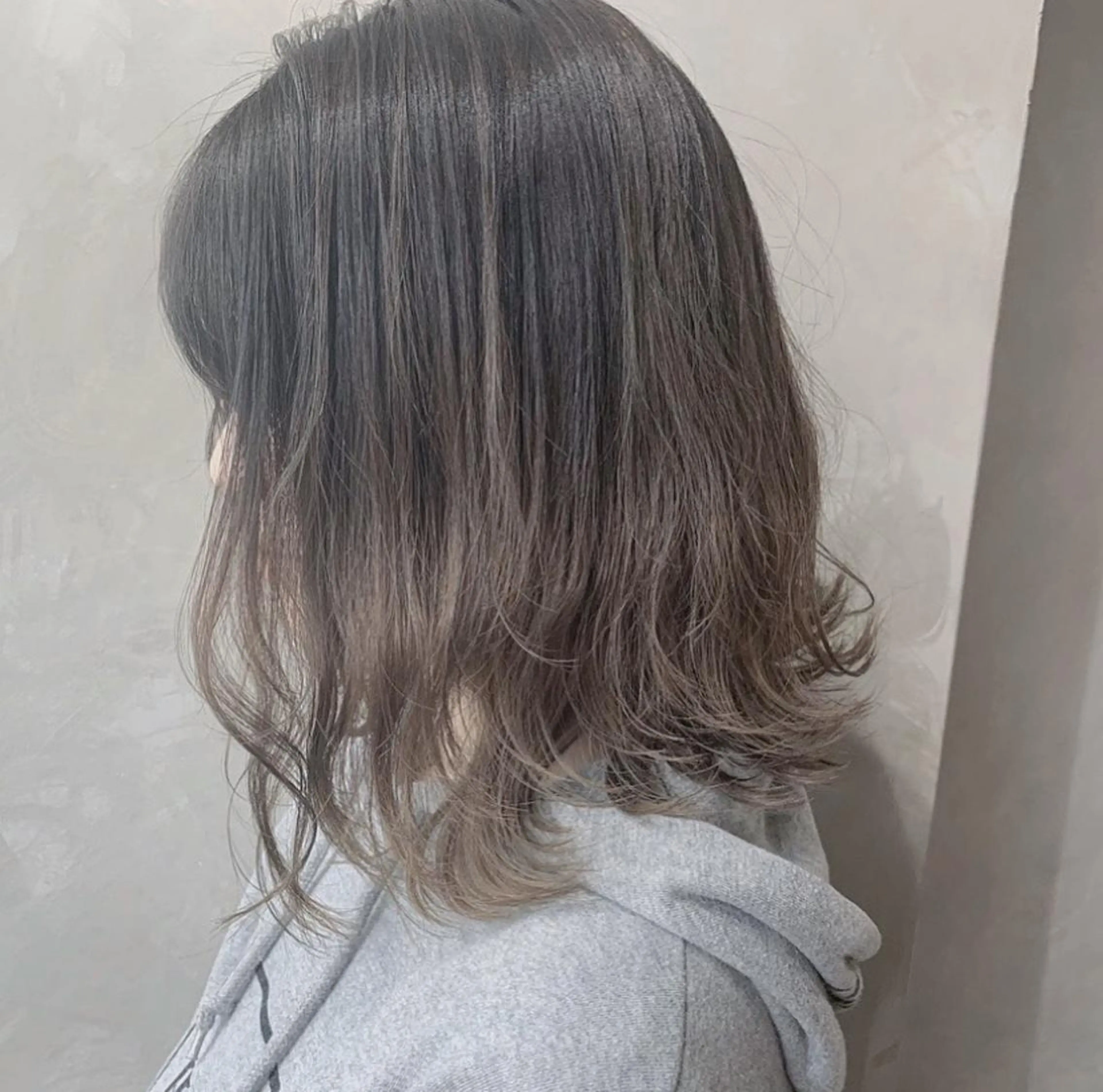ミディアム カラー グラデーションカラー グレージュ ヘアカラー トリートメント 🕊️ HONOKAのヘアスタイル