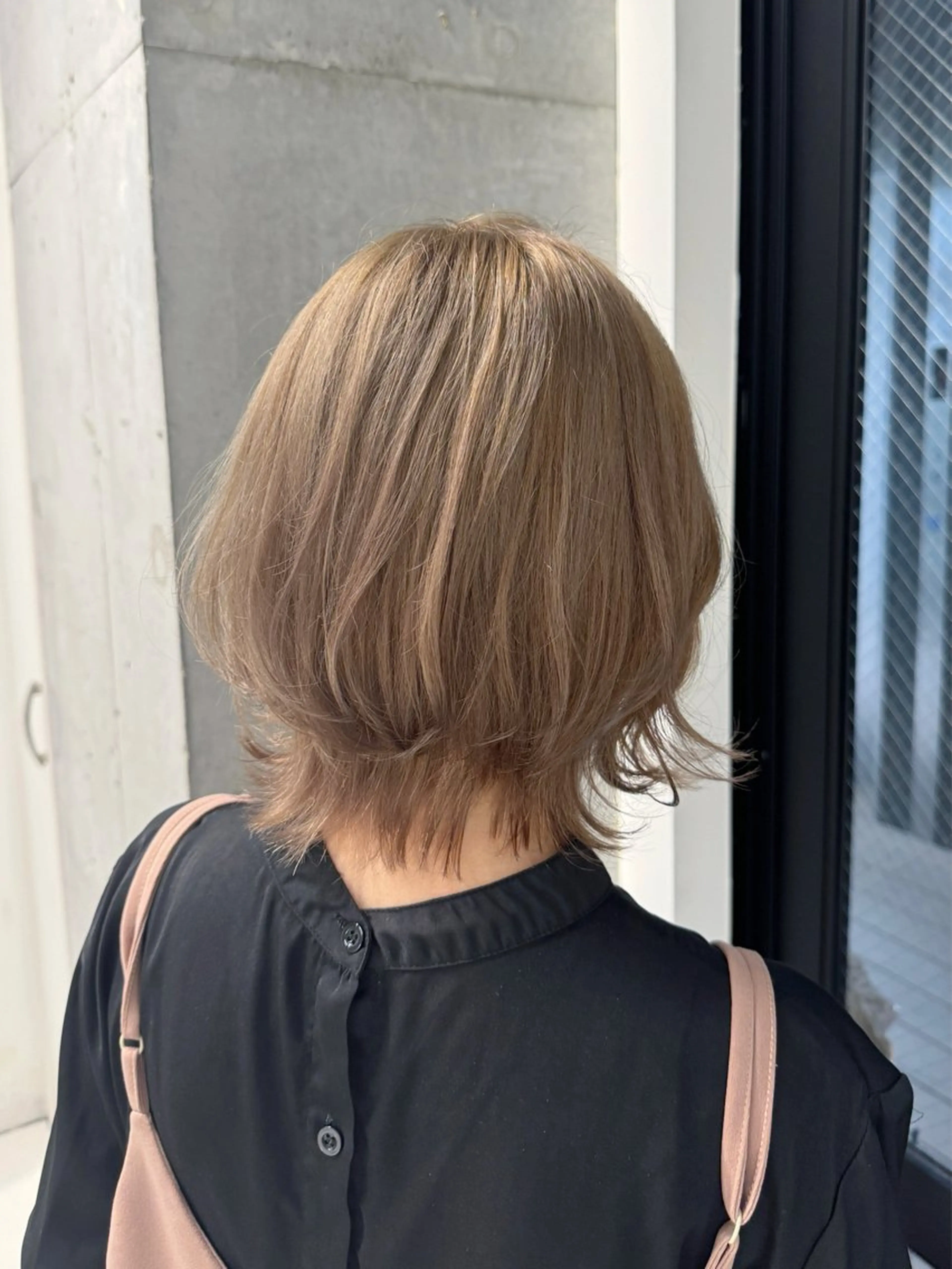 ミディアム カラー ベージュカラー ミルクティーベージュ カット ヘアカラー トリートメント Mana/似合わせ レイヤー/ウルフのヘアスタイル