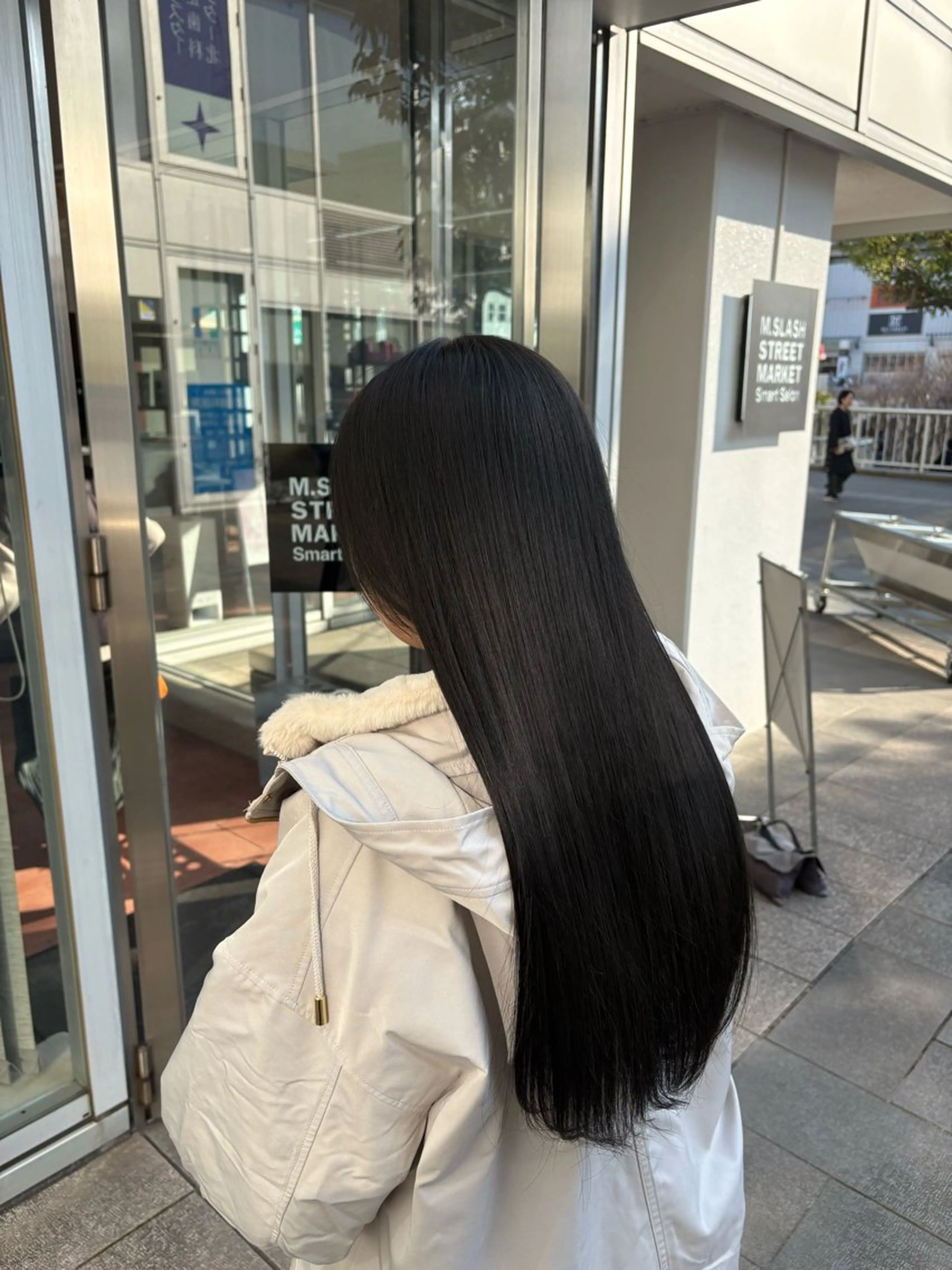 ロング カラー ヘアアレンジ 黒髪 ブルーカラー ブルーブラック 学生 ヘアカラー 艶髪🪄透明感カラー 井戸大喜のヘアスタイル