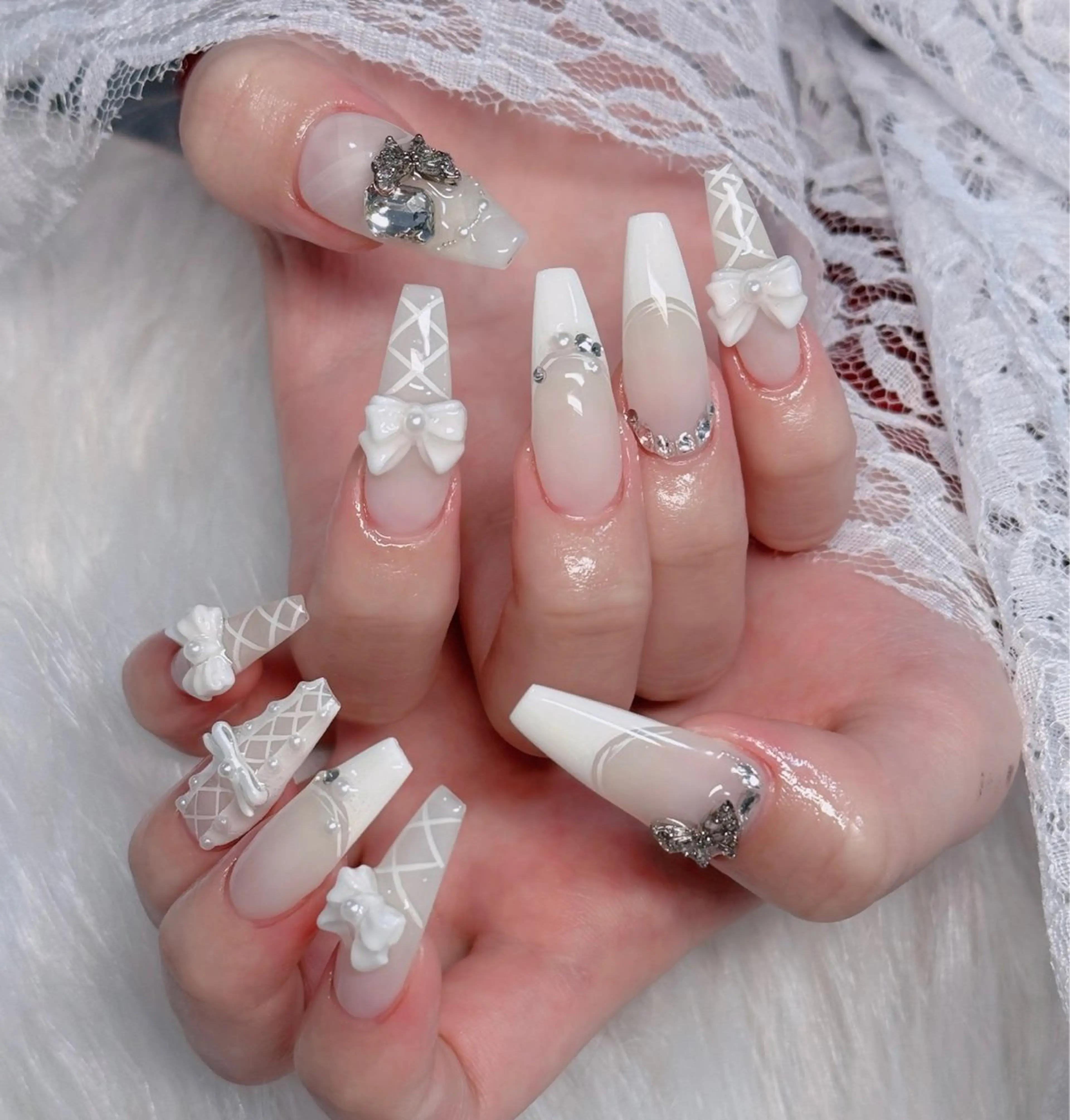 ネイル オーロラネイル フレンチネイル ジェルネイル ハロウィン キラキラネイル H.baby Nail Salonのネイルデザイン