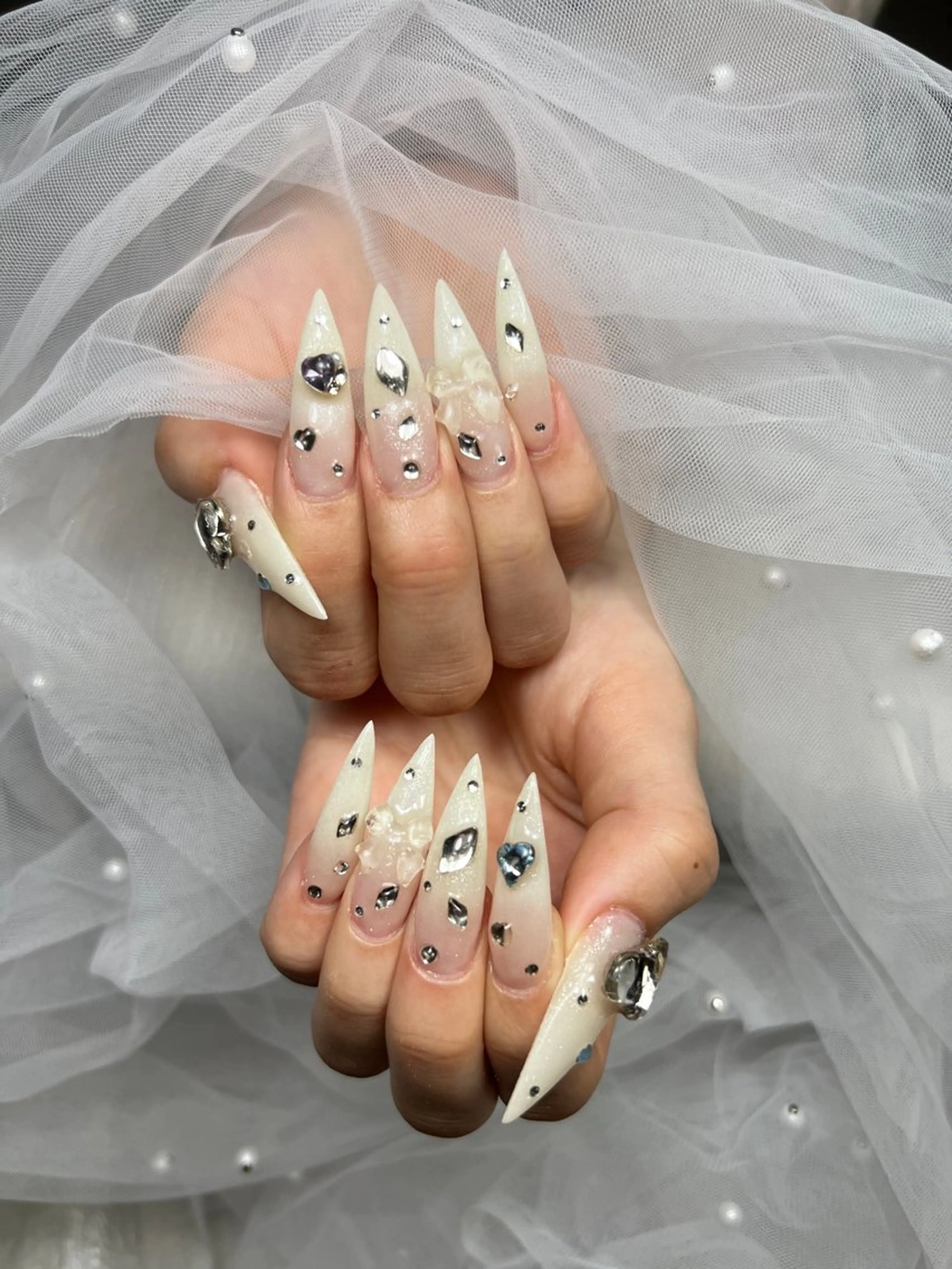 ネイル アートネイル オーロラネイル チークネイル 長さ出し フットネイル ハンドネイル ハンドケア Mio_ Noiranailのネイルデザイン