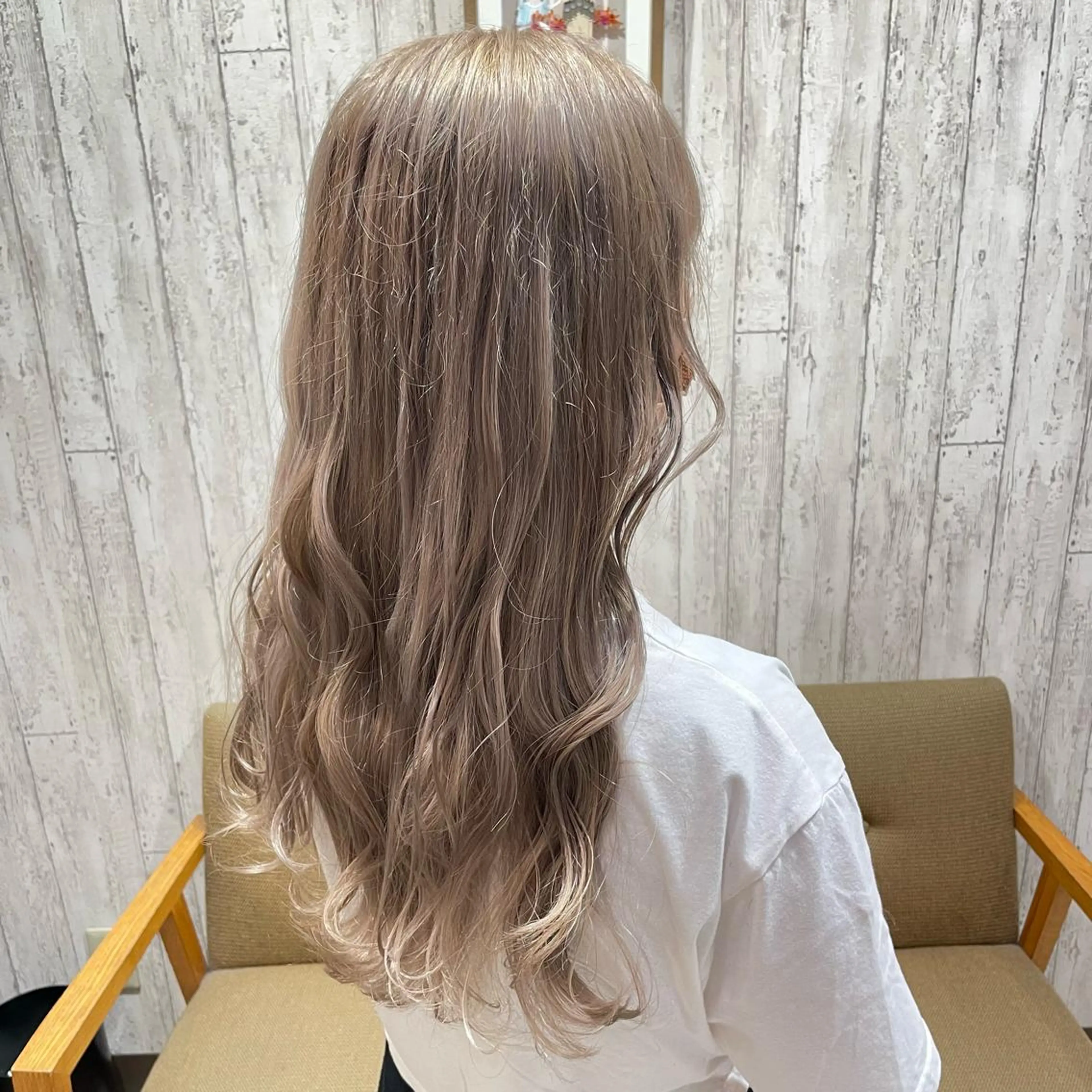 ロング カラー ヘアアレンジ ベージュカラー ハイライトカラー ハイトーンカラー ミルクティーベージュ ハイライト 古沢 みづきのヘアスタイル