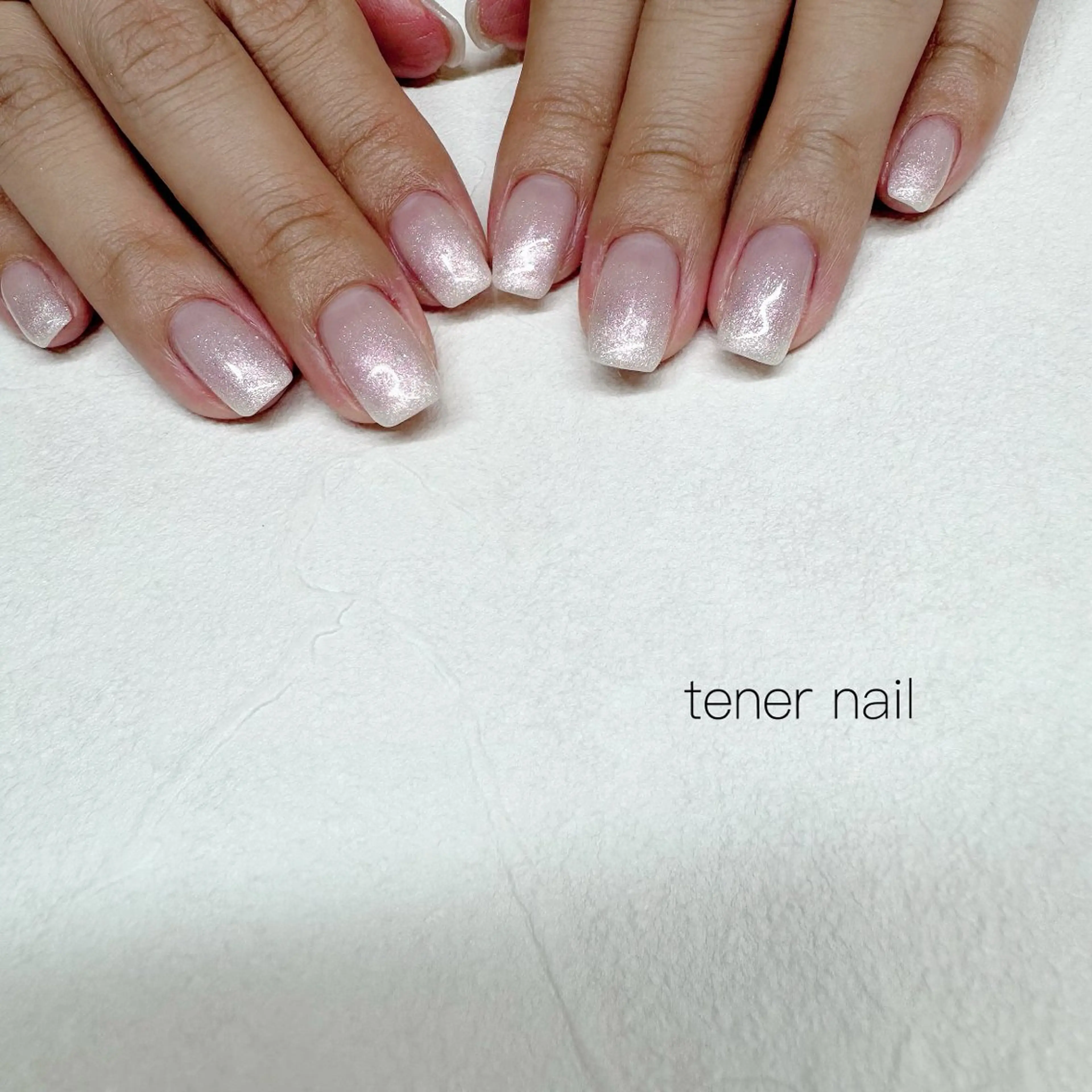 ネイル グラデーション キラキラネイル ホワイト ハンドネイル tener  nail  テネルネイル所属・テネルネイル tener nailのネイルデザイン
