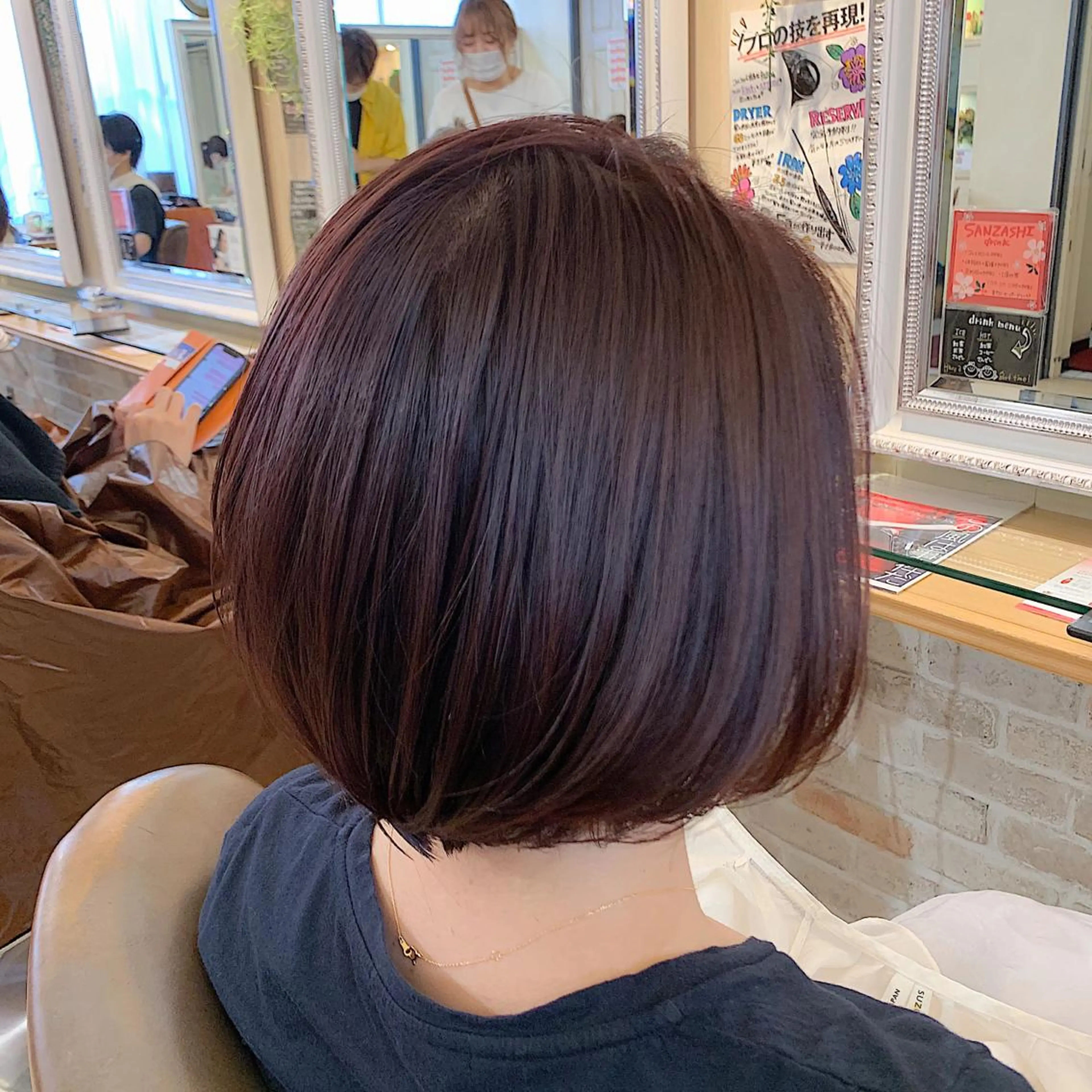ショート バイオレットブラウン 切りっぱなしボブ ソノキユウカのヘアスタイル